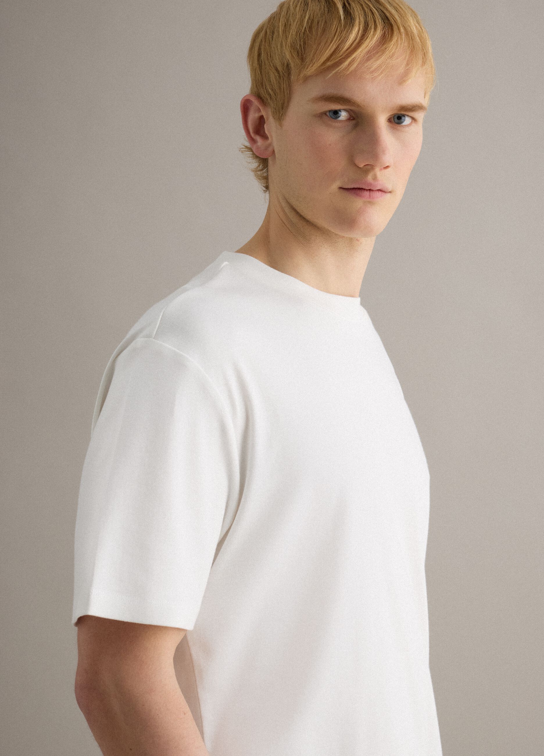 &Lambda;&epsilon;&upsilon;&kappa;ό &beta;&alpha;&mu;&beta;&alpha;&kappa;&epsilon;&rho;ό &mu;&pi;&lambda;&omicron;&upsilon;&zeta;ά&kappa;&iota; &mu;&epsilon; &sigma;&tau;&rho;&omicron;&gamma;&gamma;&upsilon;&lambda;ή &lambda;&alpha;&iota;&mu;ό&kappa;&omicron;&psi;&eta;, &kappa;&alpha;&nu;&omicron;&nu;&iota;&kappa;ή &epsilon;&phi;&alpha;&rho;&mu;&omicron;&gamma;ή