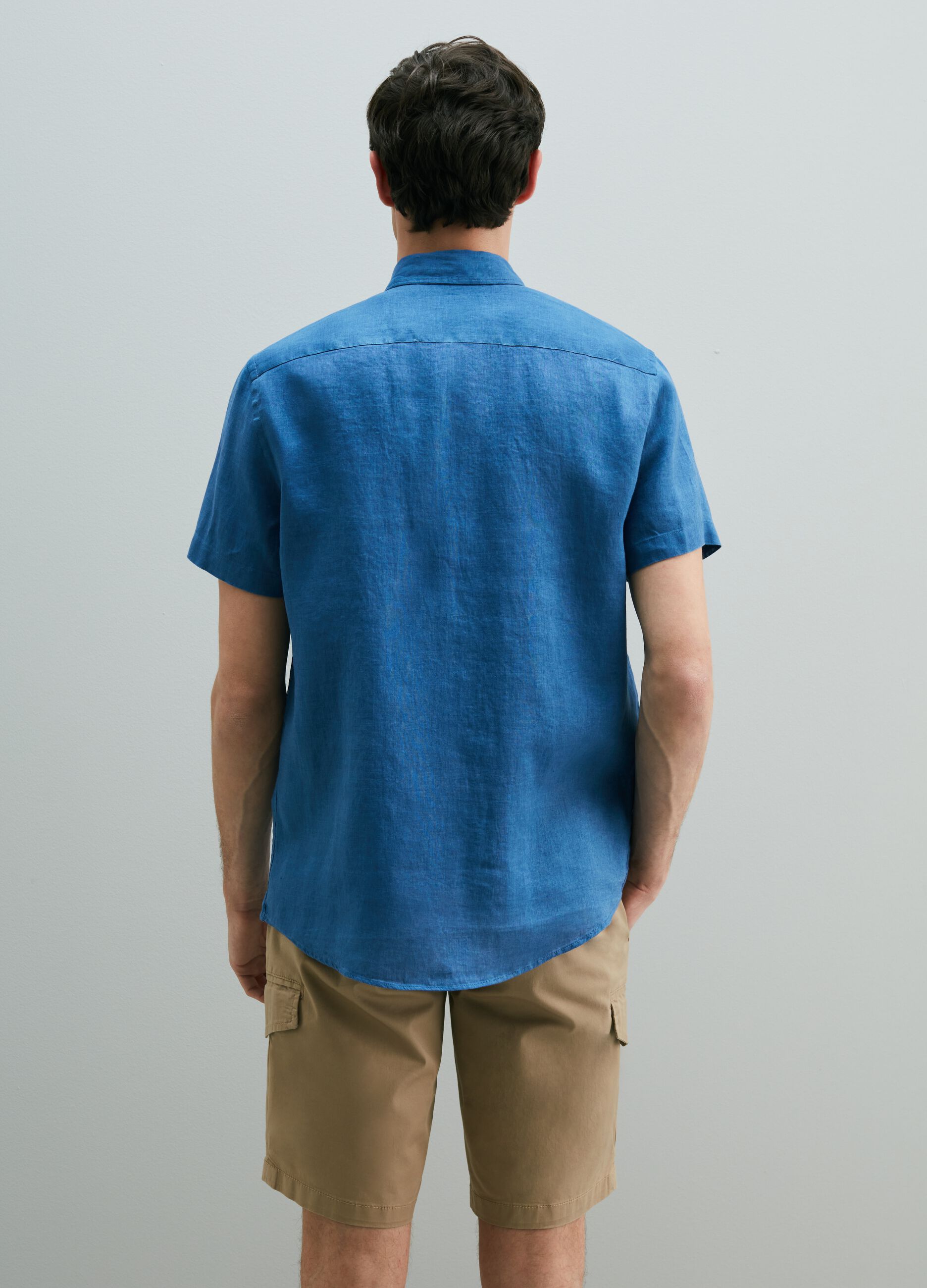 Solid colour linen shirt with short sleeves