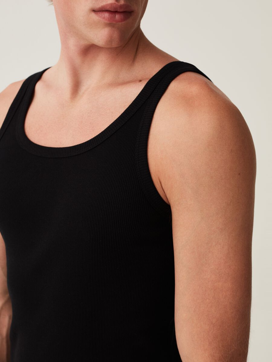 Racerback vests in organic cotton with fine ribbing_3