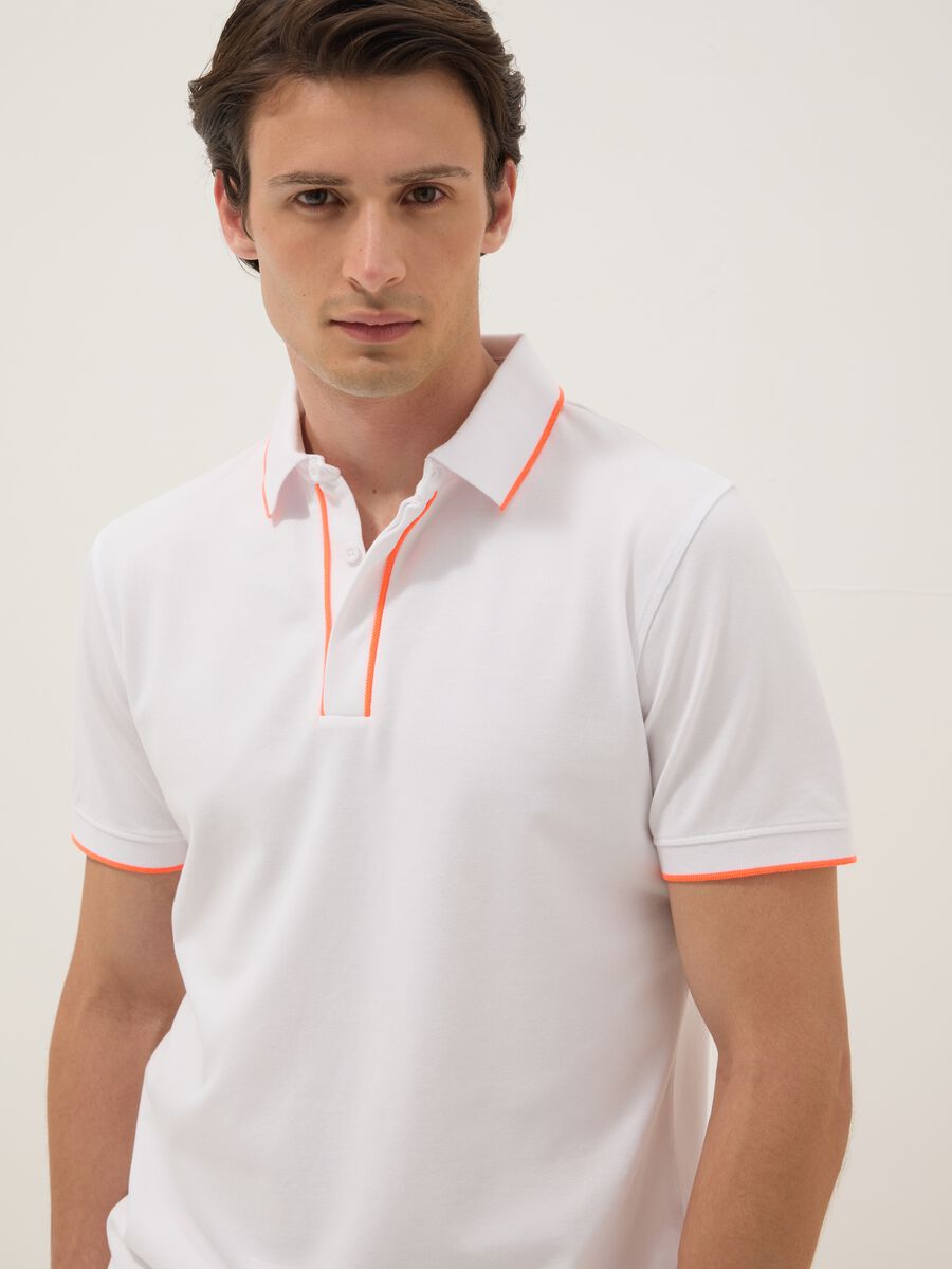Weisses Poloshirt aus Stretch-Baumwolle mit Kontrastpaspeln_3