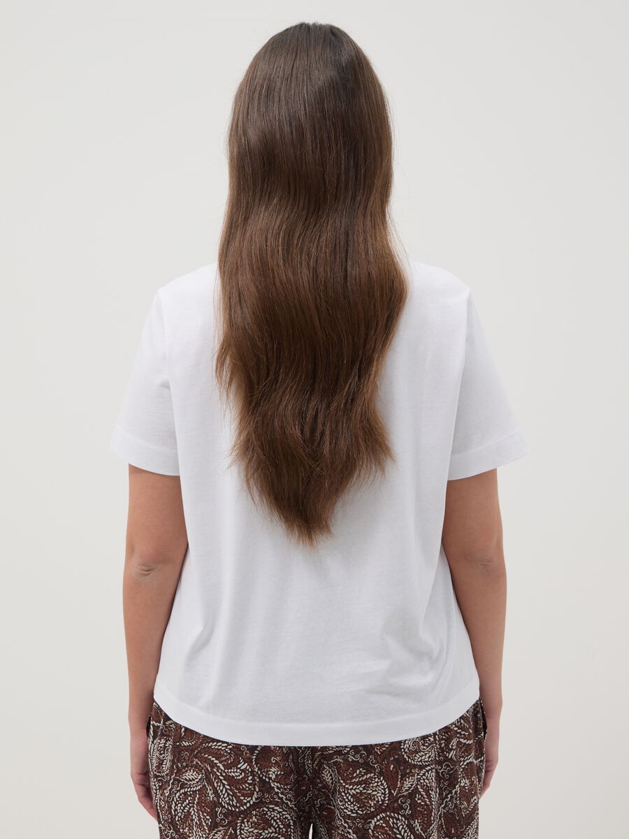 Camiseta blanca de algod&oacute;n puro con estampado frontal_3
