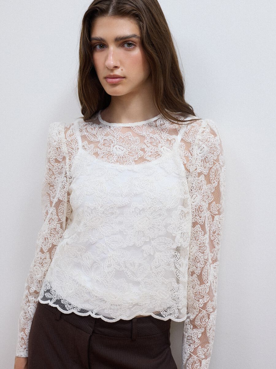 Blusa bianca in misto cotone con pizzo floreale slim fit_1
