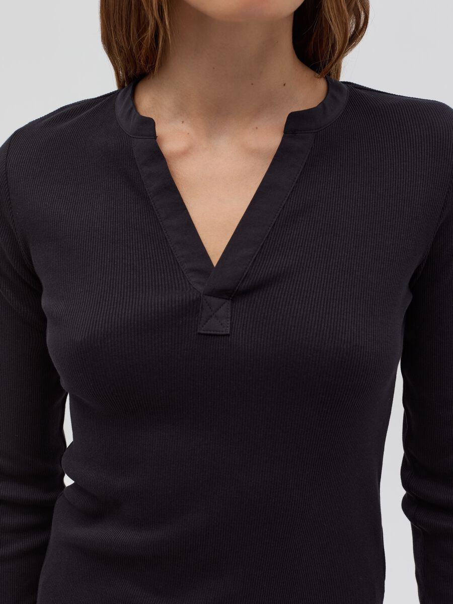 Thin ribbed T-shirt with V neck_3