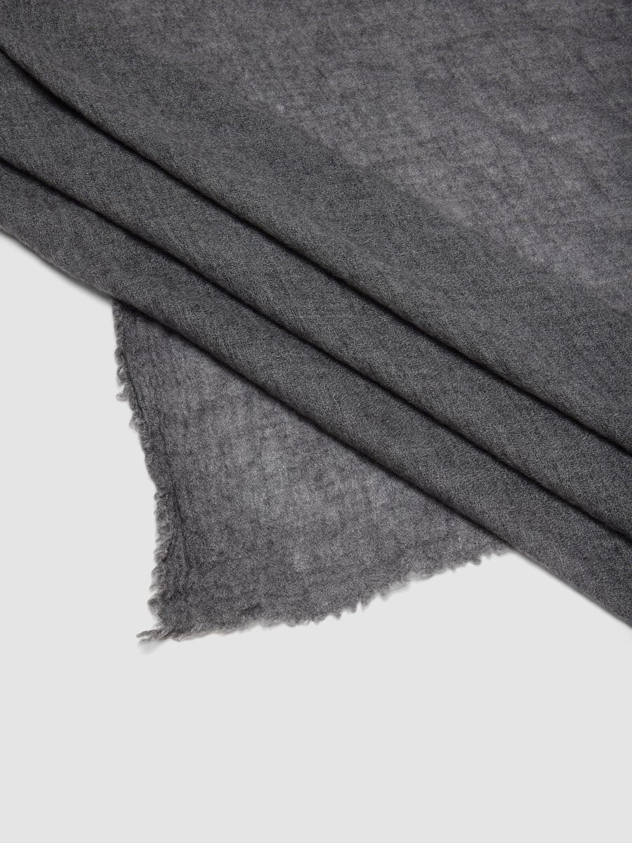 Grey wool-blend scarf with fringed edges_2