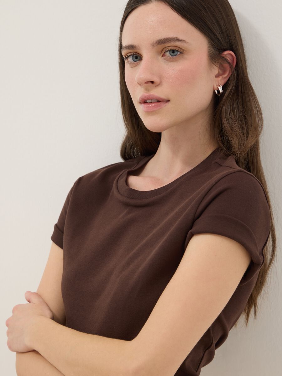 Braunes T-Shirt aus reiner Baumwolle im Regular Fit_0
