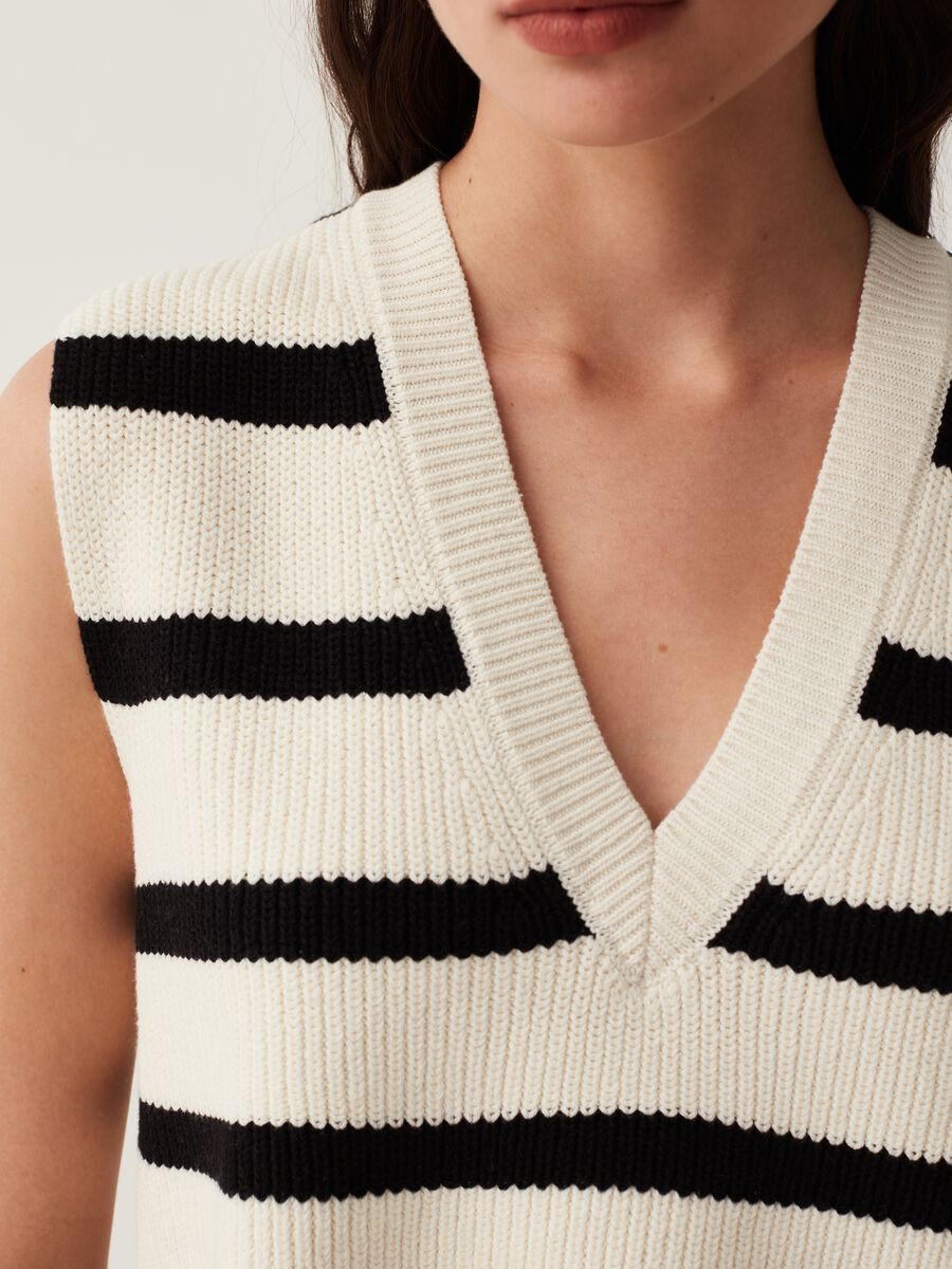 Striped closed gilet with ribbed design_3