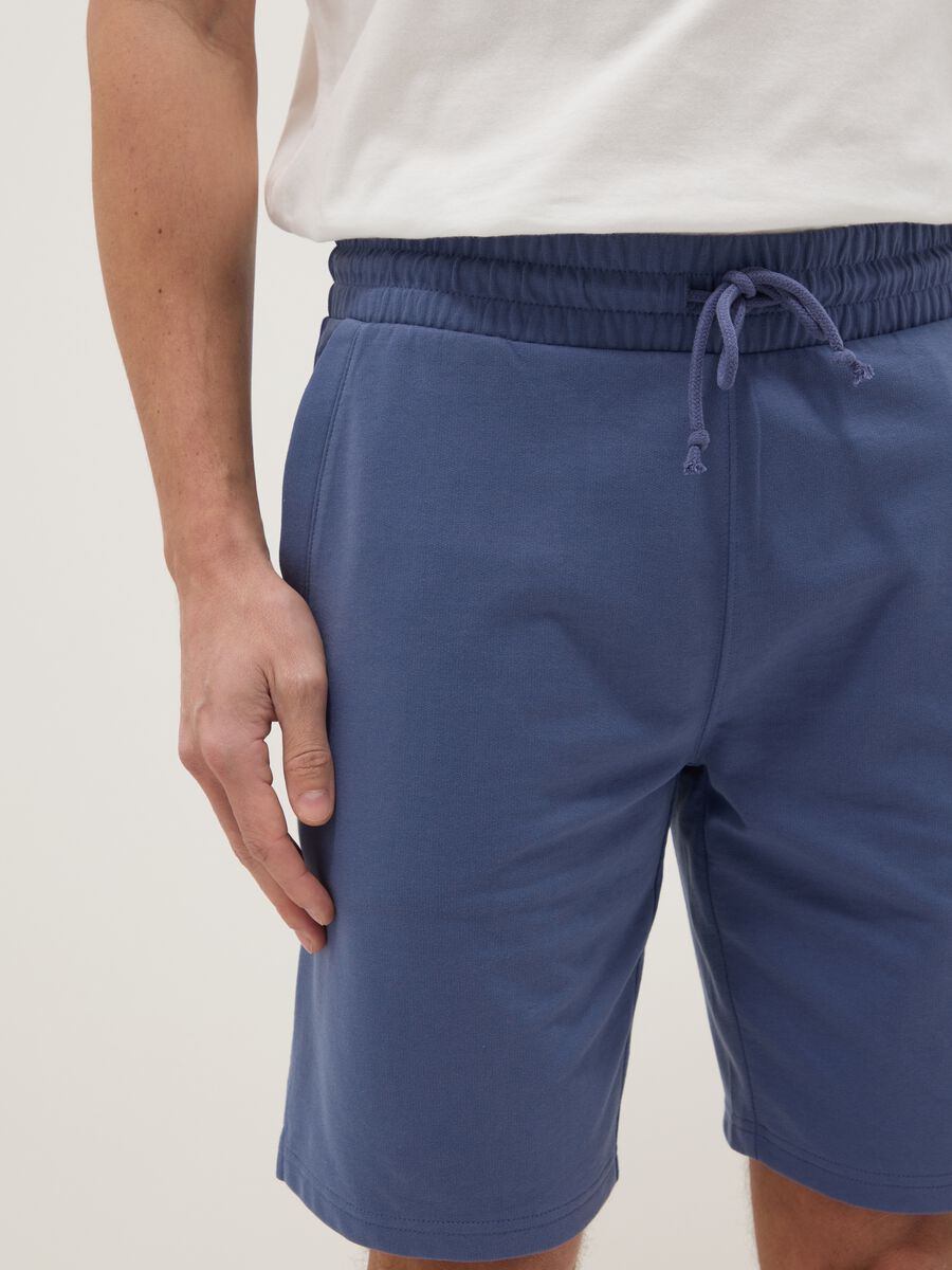 Blue cotton blend regular fit shorts_3