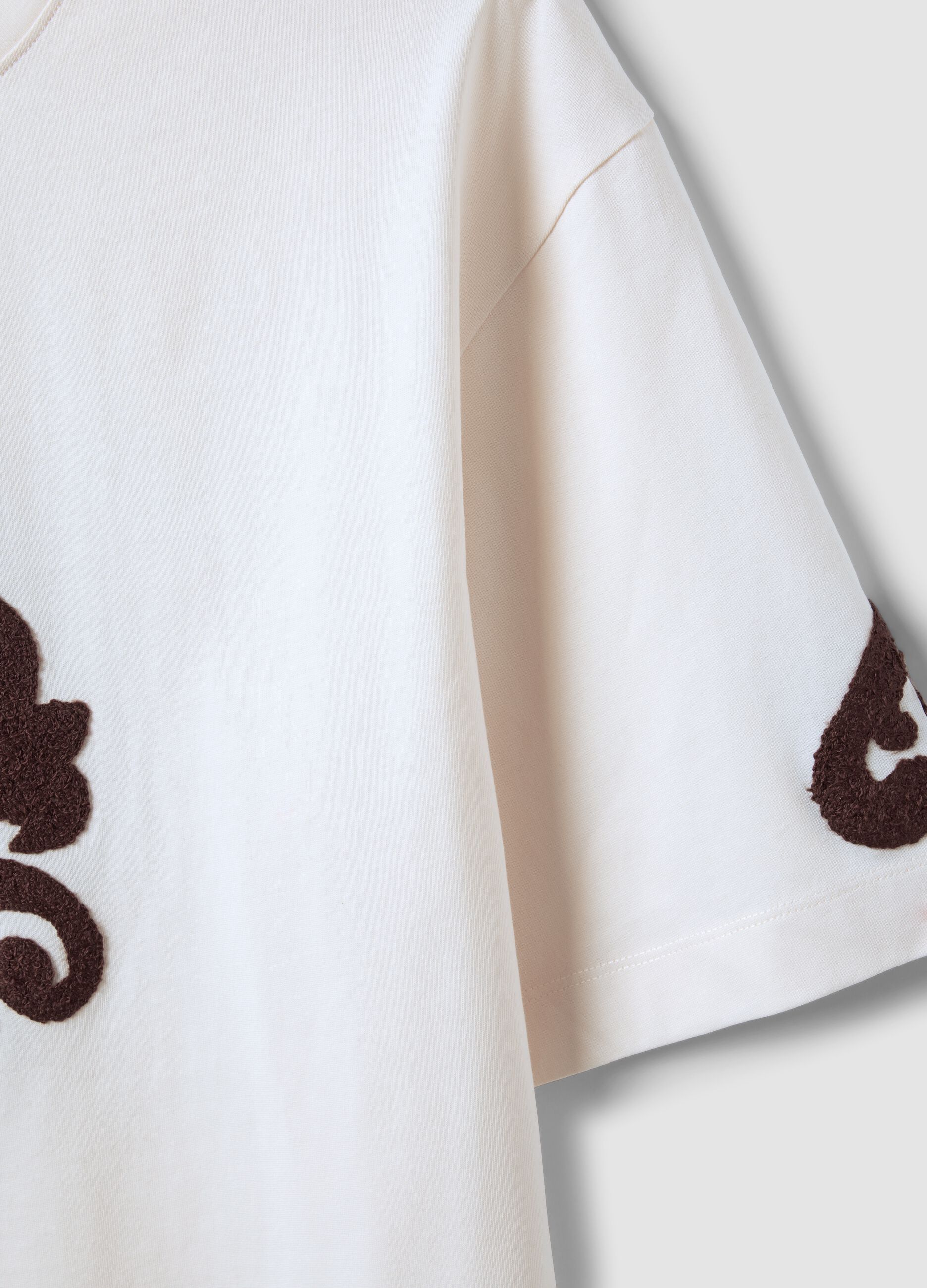 T-shirt bege em algod&atilde;o puro com bordados, corte regular
