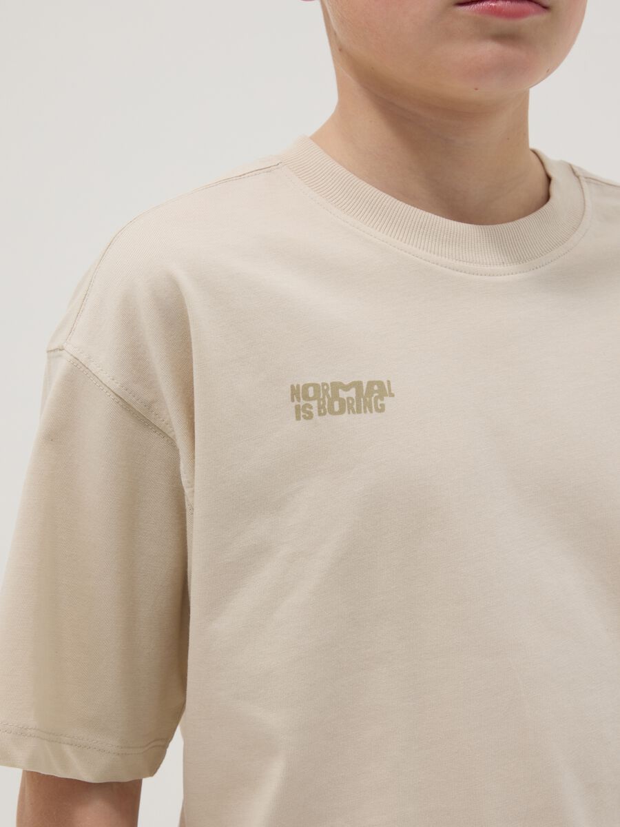 T-shirt oversized bege em algod&atilde;o puro para rapaz_1