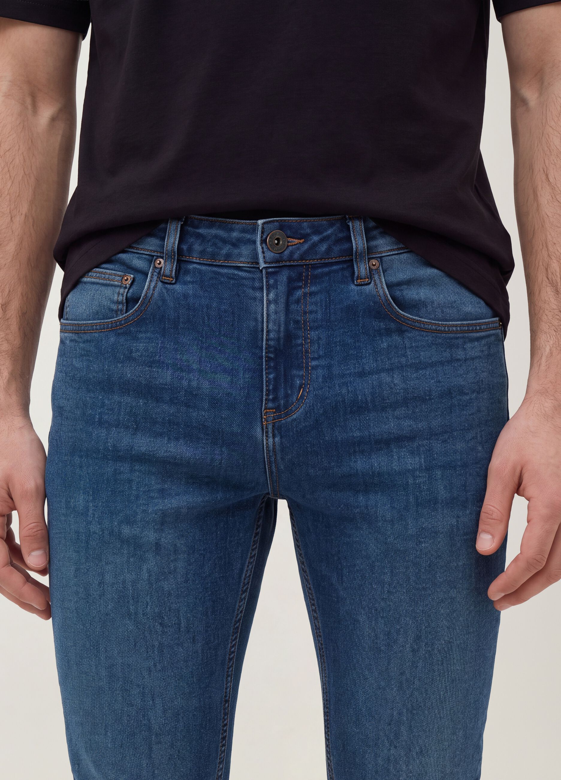 Skinny fit &tau;&zeta;&iota;&nu; denim &alpha;&pi;ό &epsilon;&lambda;&alpha;&sigma;&tau;&iota;&kappa;ό &beta;&alpha;&mu;&beta;ά&kappa;&iota;