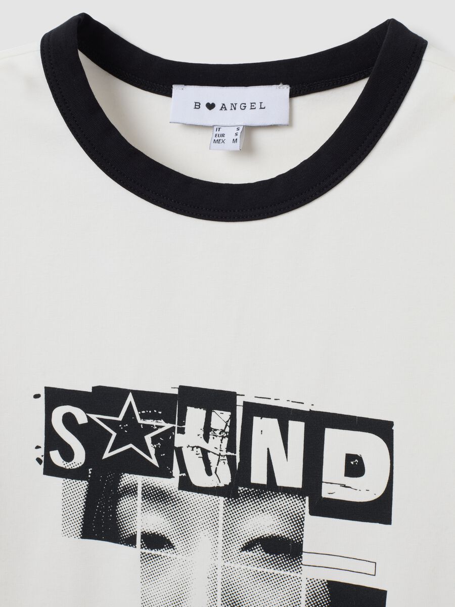 T-shirt bianca in cotone con stampa grafica frontale e bordi a contrasto_2