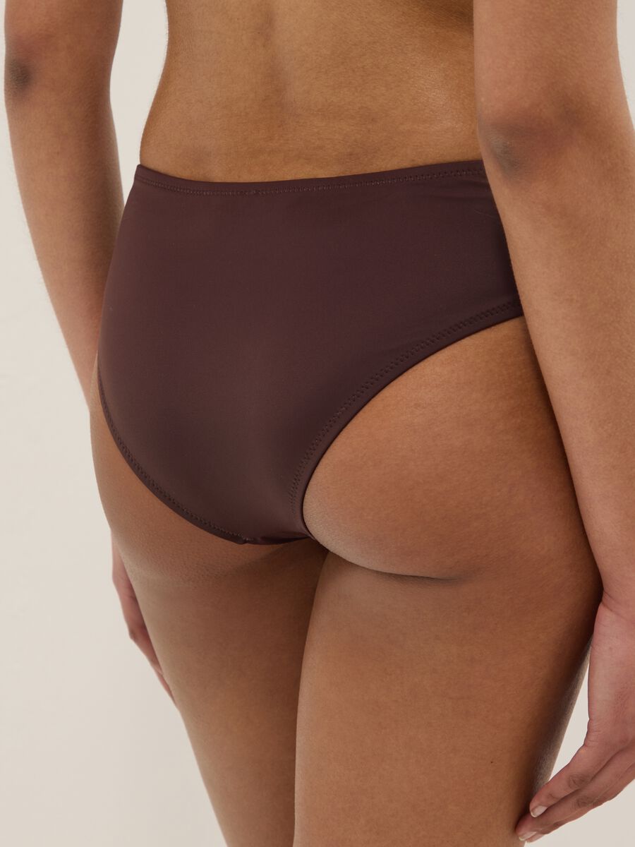Braune Stretch-Badehose mit seitlicher Raffung_2