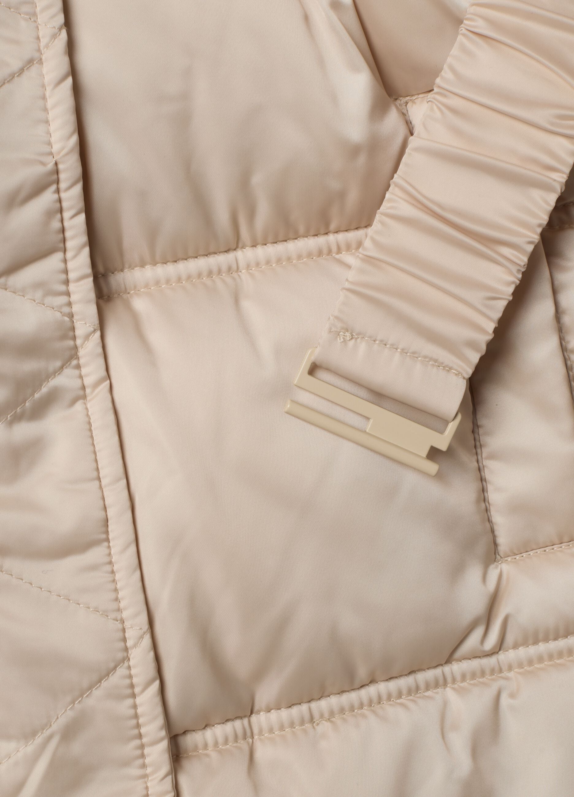 Piumino lungo imbottito beige con cappuccio e cintura