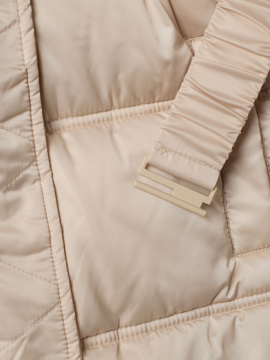 Piumino lungo imbottito beige con cappuccio e cintura_3