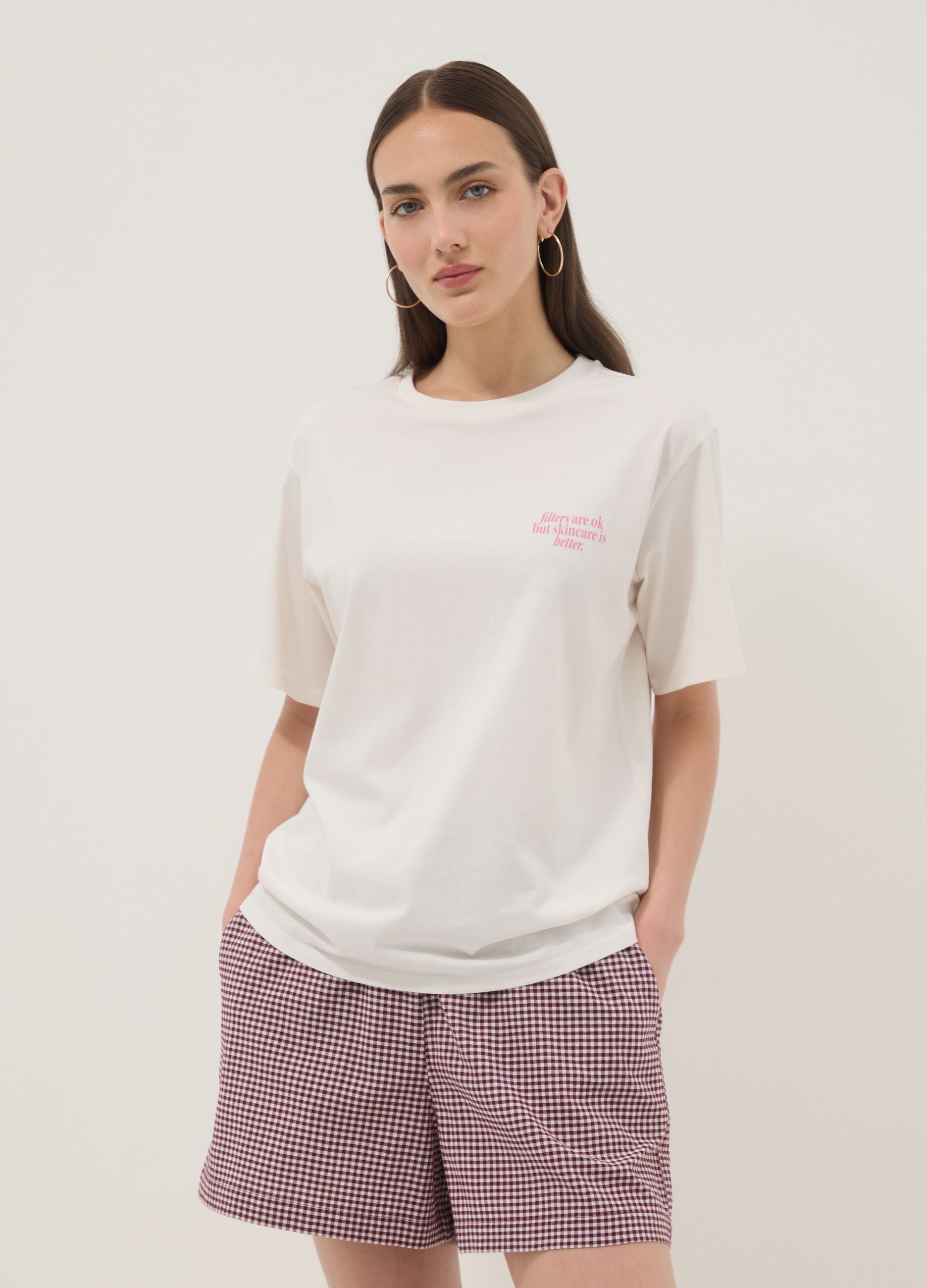 &Lambda;&epsilon;&upsilon;&kappa;ό T-shirt &alpha;&pi;ό 100% &beta;&alpha;&mu;&beta;ά&kappa;&iota; &mu;&epsilon; beauty &sigma;&tau;ά&mu;&pi;&alpha;, relaxed &epsilon;&phi;&alpha;&rho;&mu;&omicron;&gamma;ή