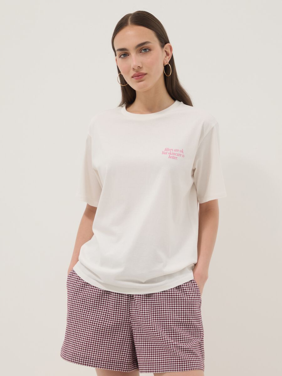 Camiseta blanca de algod&oacute;n puro con mensaje beauty, fit relaxed_0