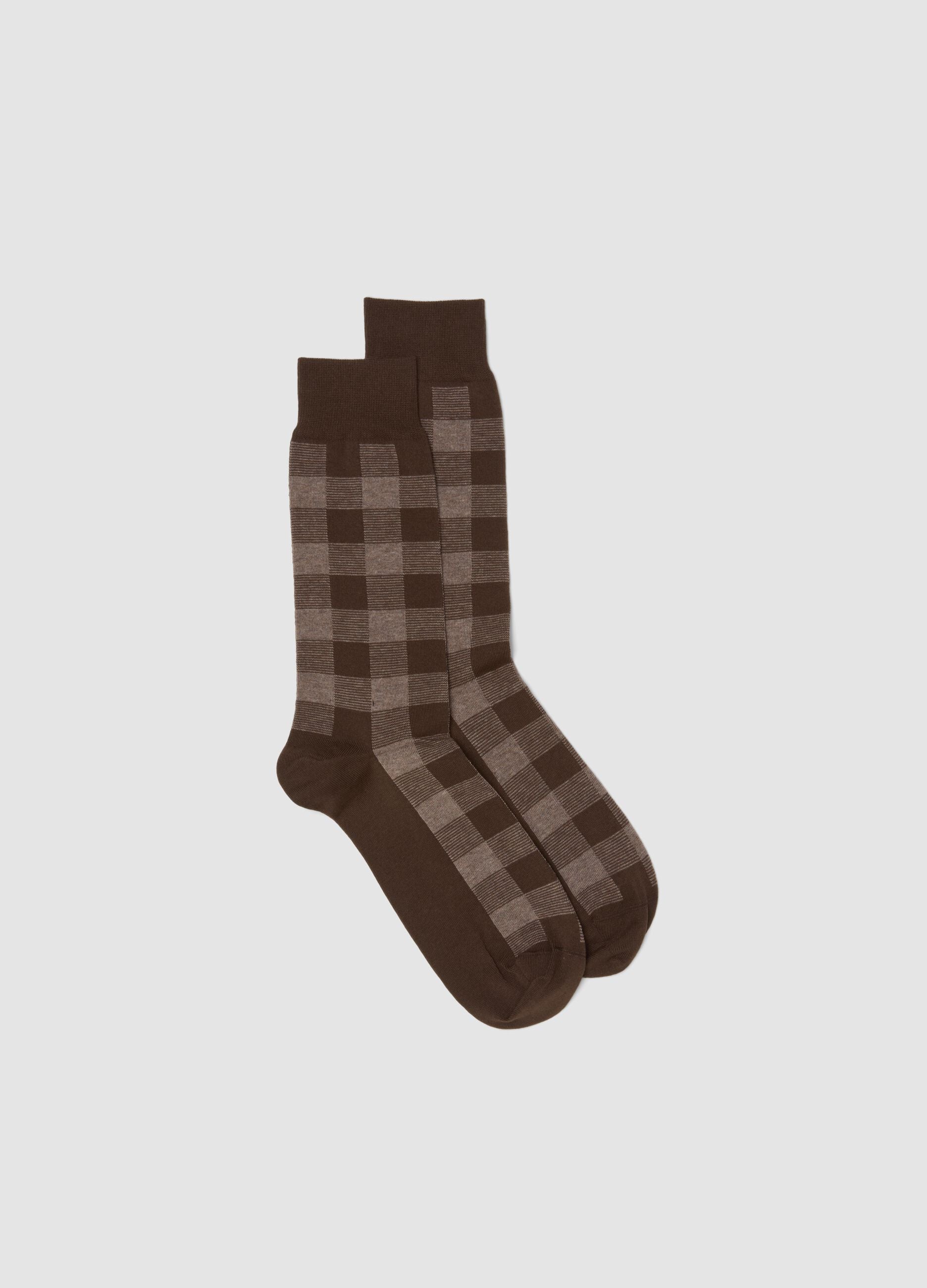 Brown short socks in stretch cotton with check pattern