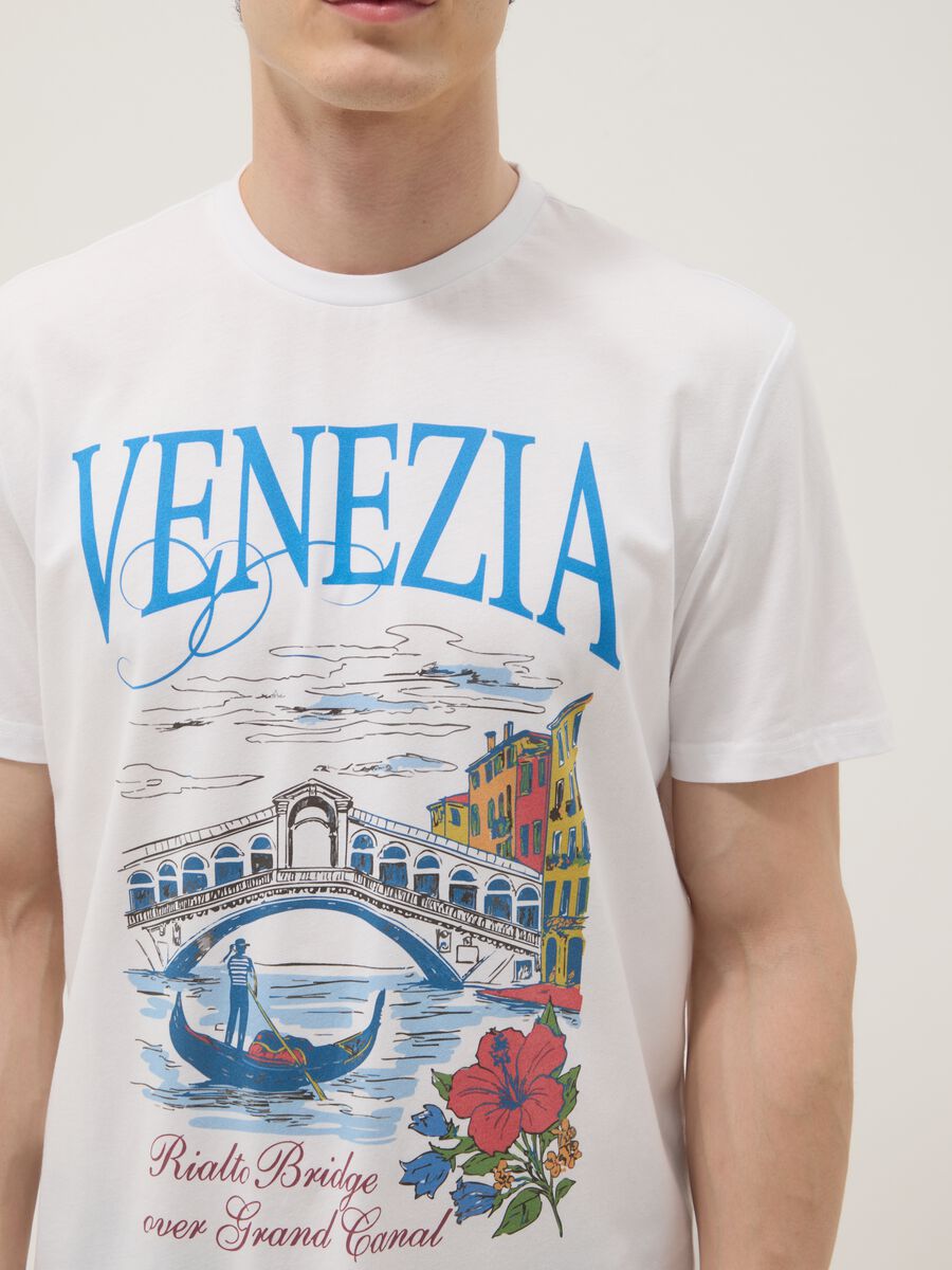 Wei&szlig;es T-Shirt aus 100% Baumwolle mit Grafikprint, Regular Fit_2