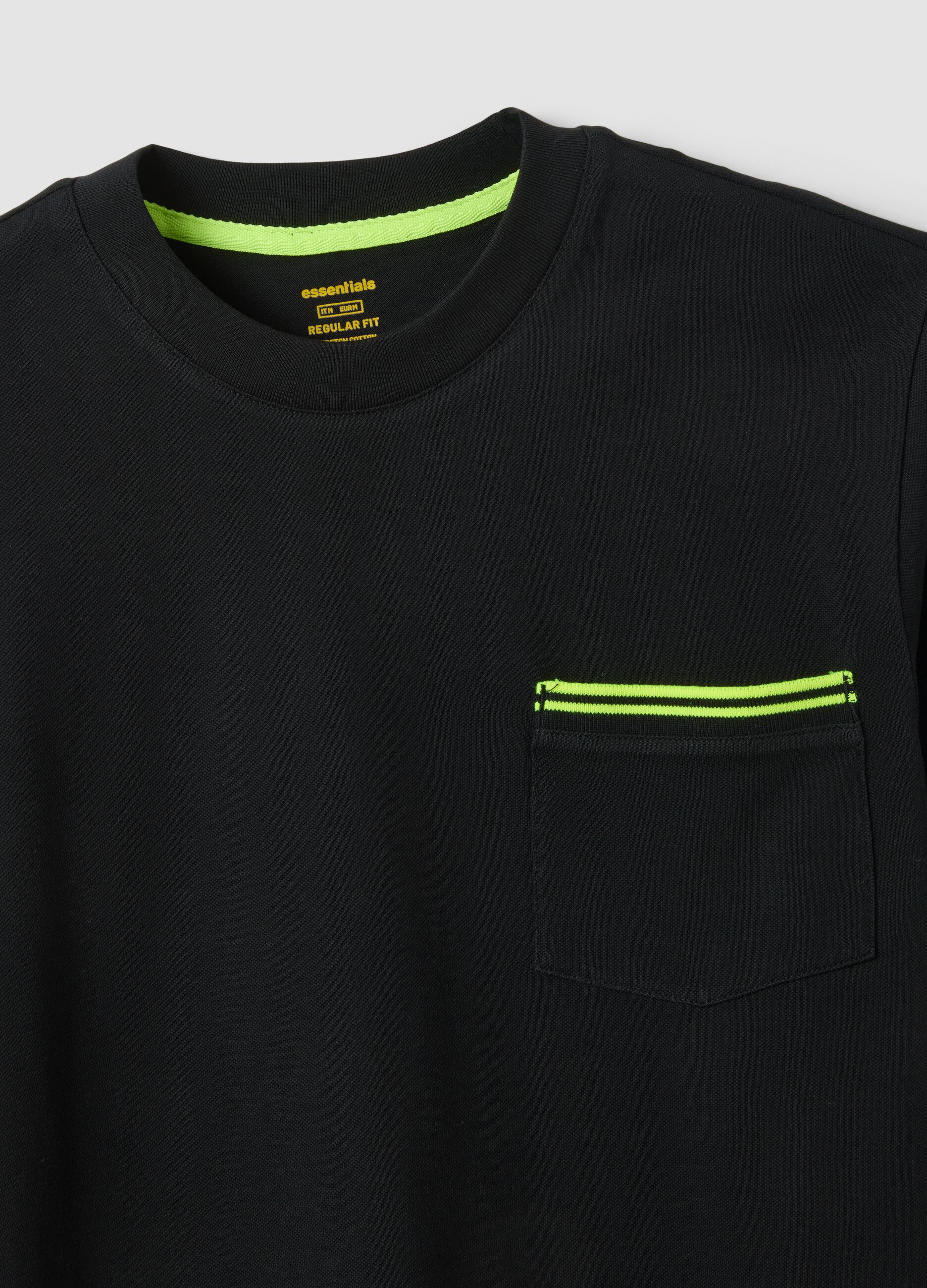 Black short-sleeve stretch cotton T-shirt with chest pocket