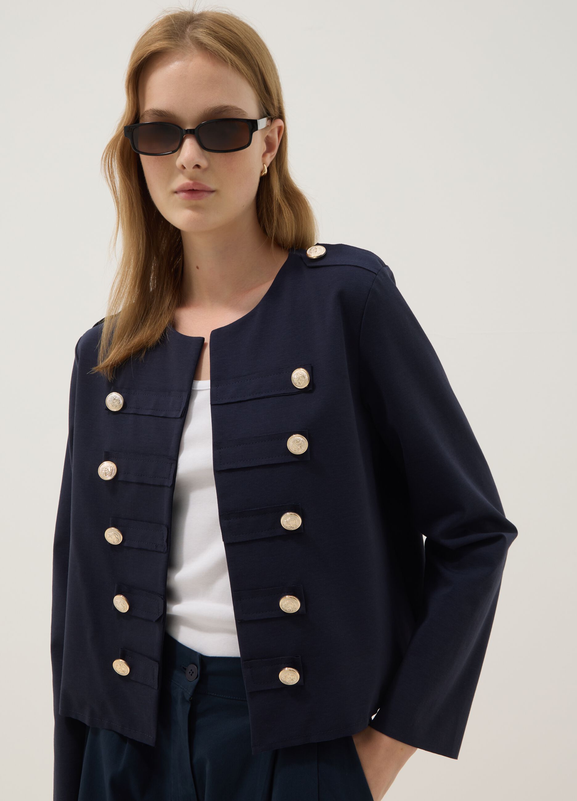 Casaco azul cropped em algod&atilde;o el&aacute;stico com bot&otilde;es decorativos, corte regular