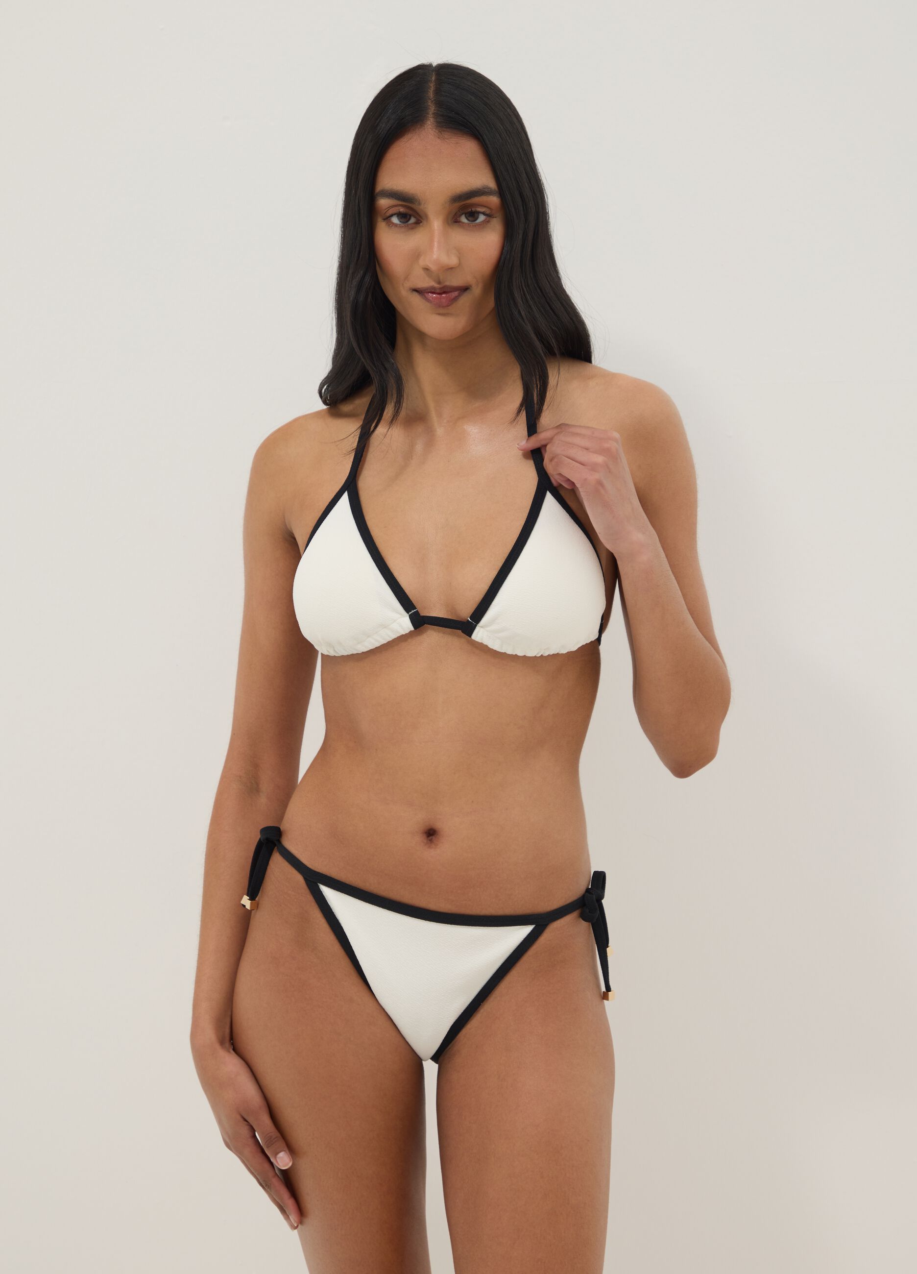 Schwarz-weisser Bikini-Slip aus Stretchmaterial mit seitlichen B&auml;ndern
