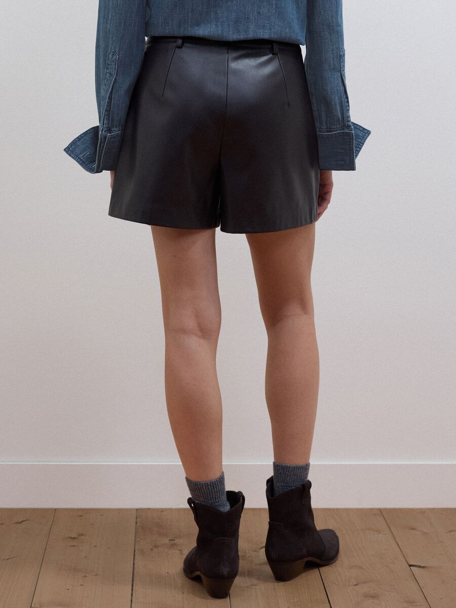 Shorts marroni regular fit con vita elasticizzata_2