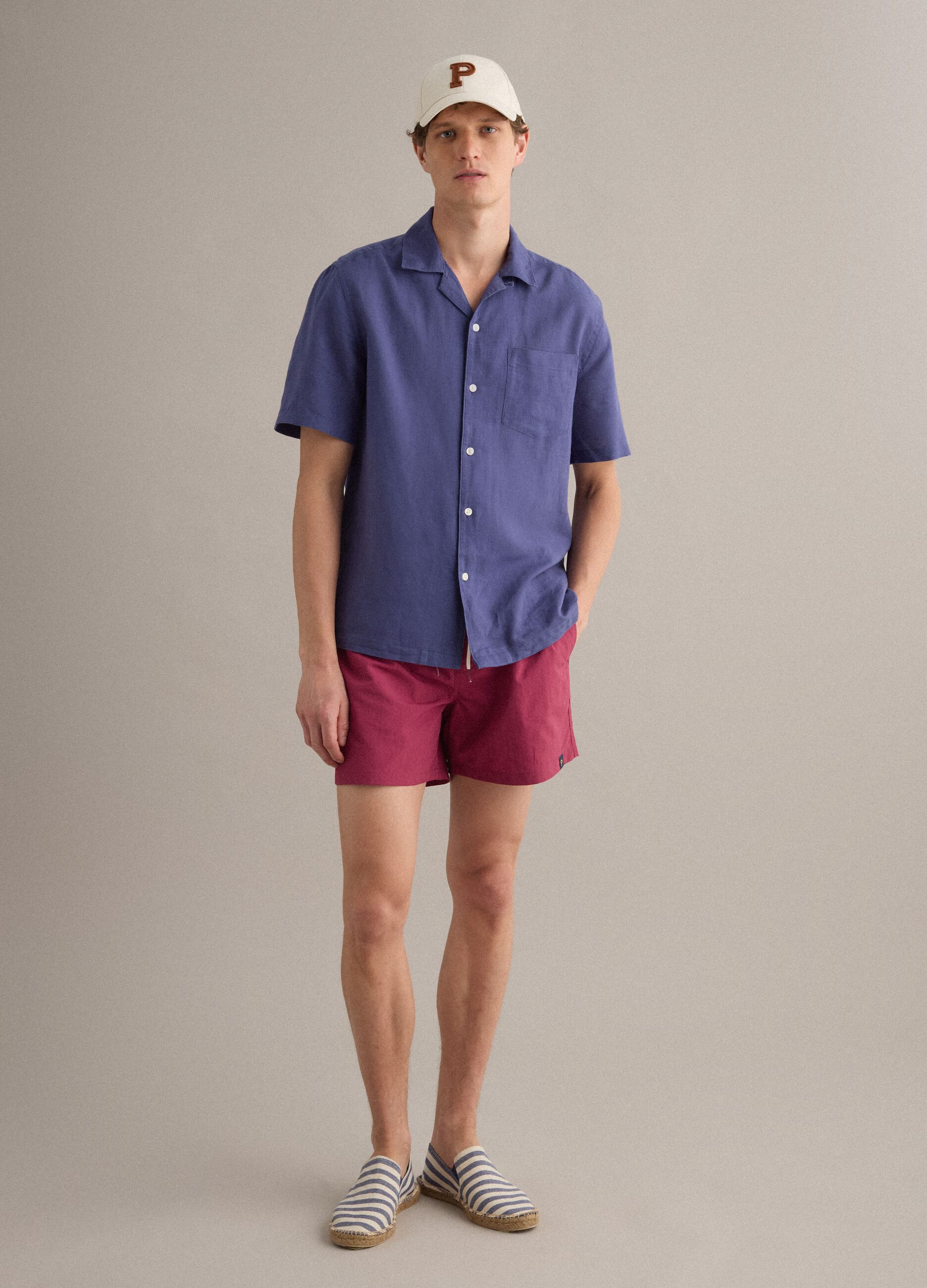 Rote Badeshorts mit elastischem Bund und Kordelzug