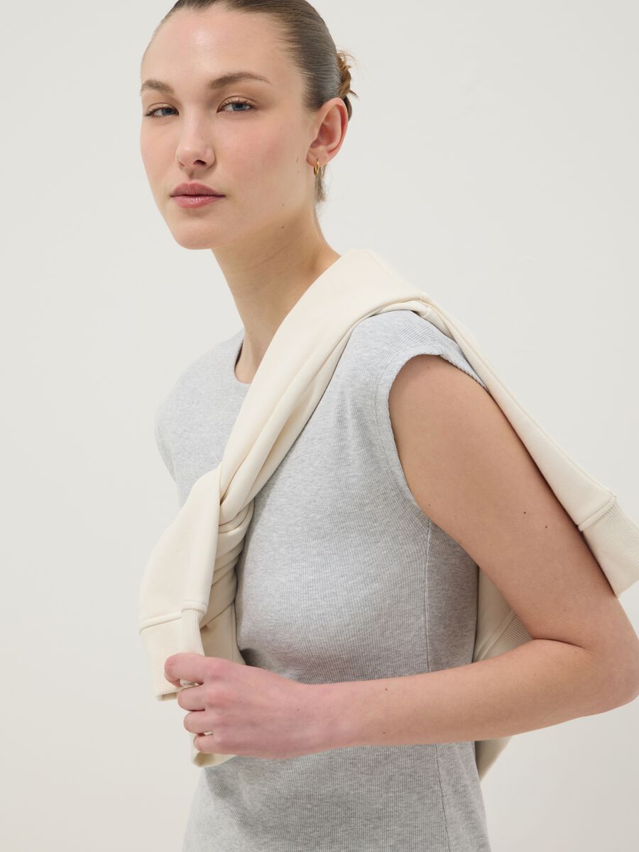 &Auml;rmelloses, figurbetontes Kleid aus elastischer Baumwolle in Grau_4