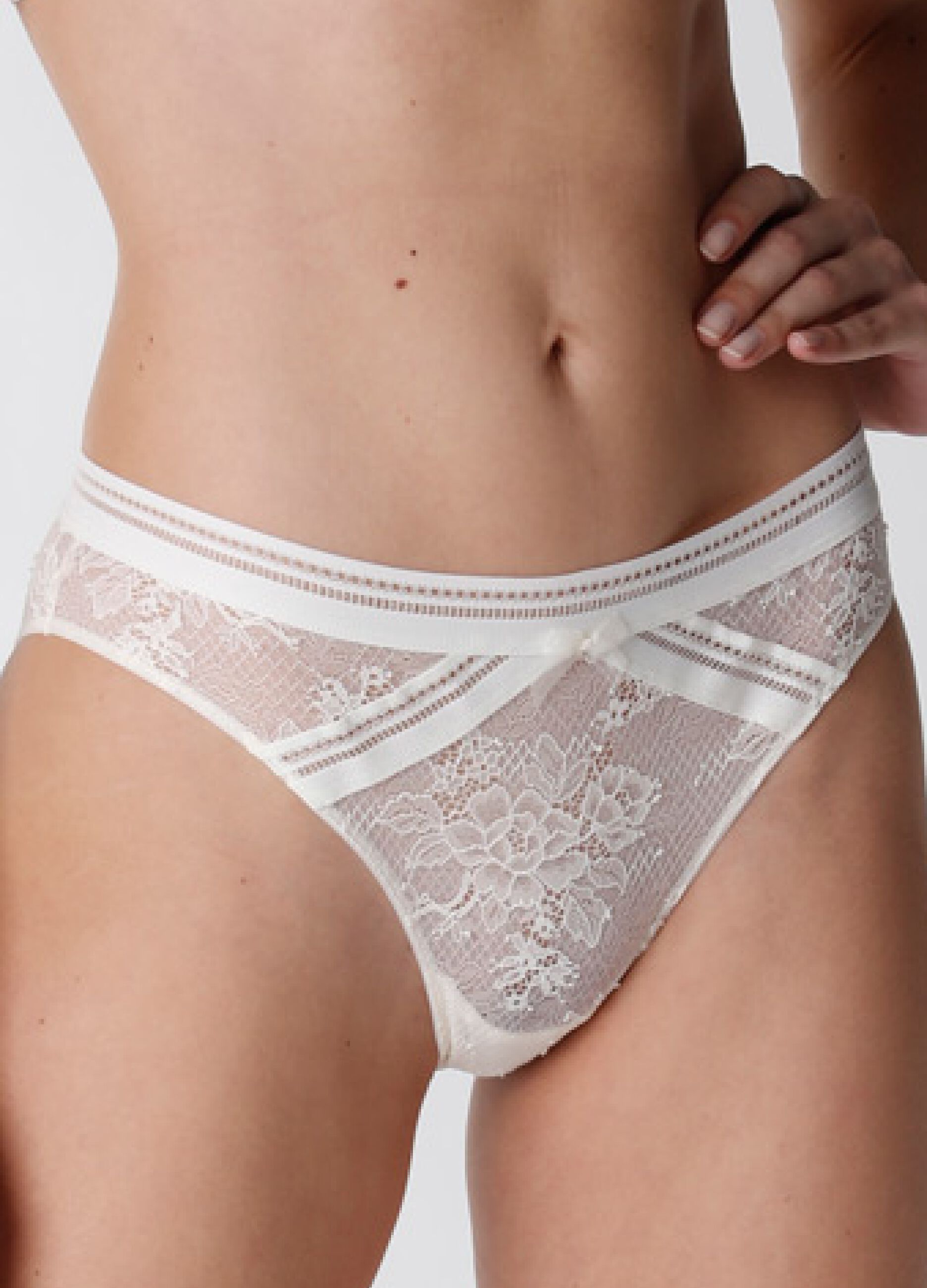 Vintage Lace briefs in stretch lace