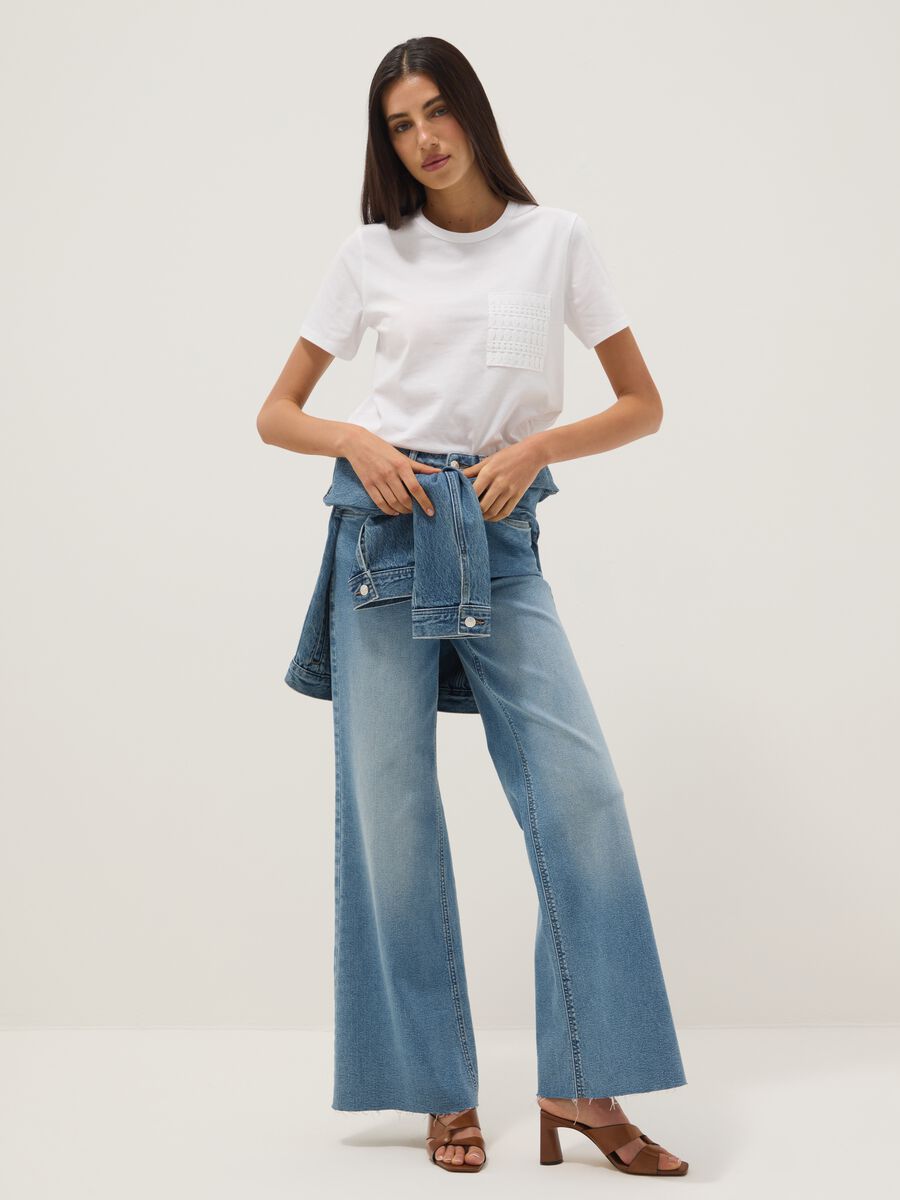 Camiseta blanca de algod&oacute;n puro regular fit con bolsillo bordado_1