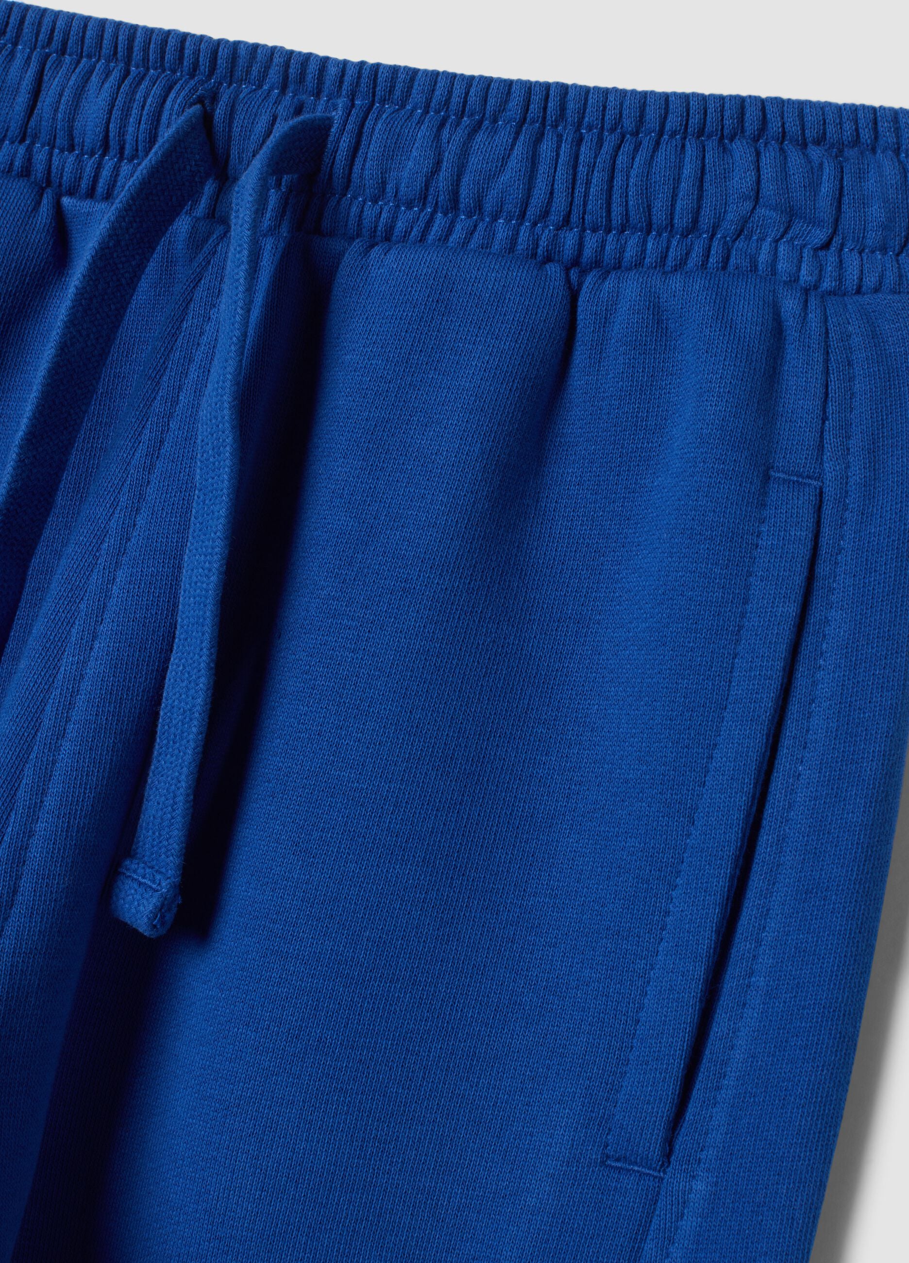 Pantaloni jogger blu in puro cotone organico con stampa