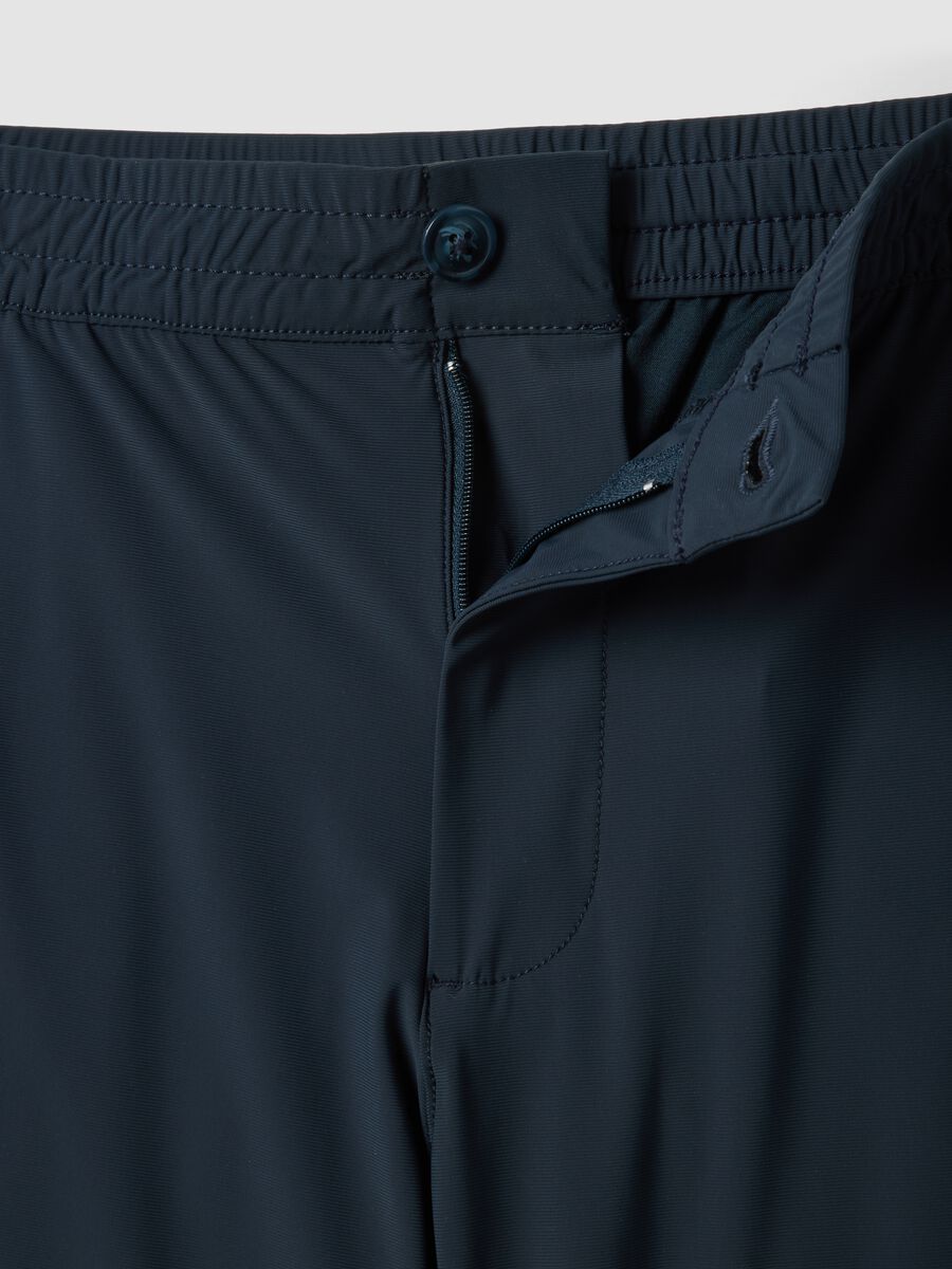 Bermudas chino azuis em tecido el&aacute;stico, corte regular_5