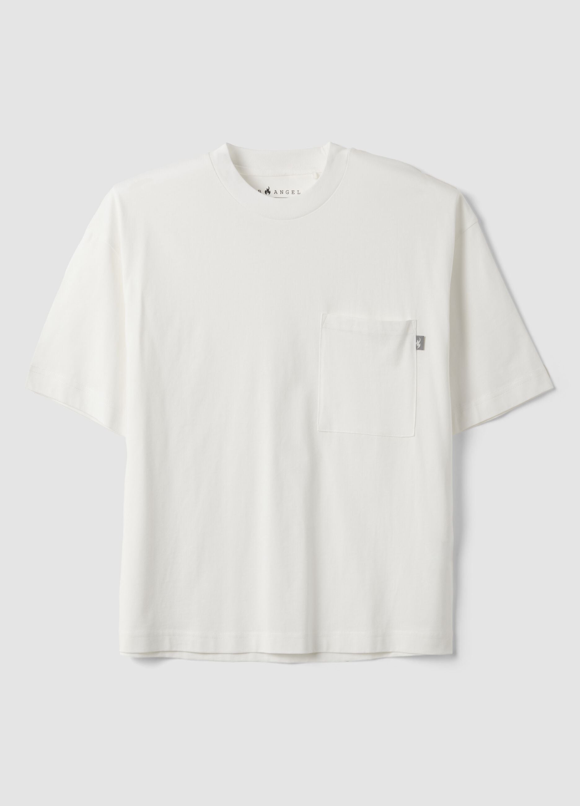T-shirt branca em algod&atilde;o puro com gola redonda e bolso, corte boxy