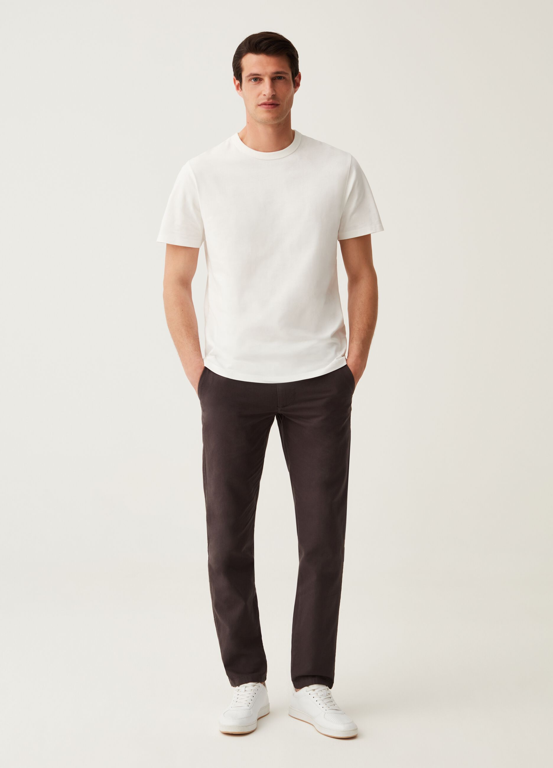 Regular-fit chino trousers in cotton and linen
