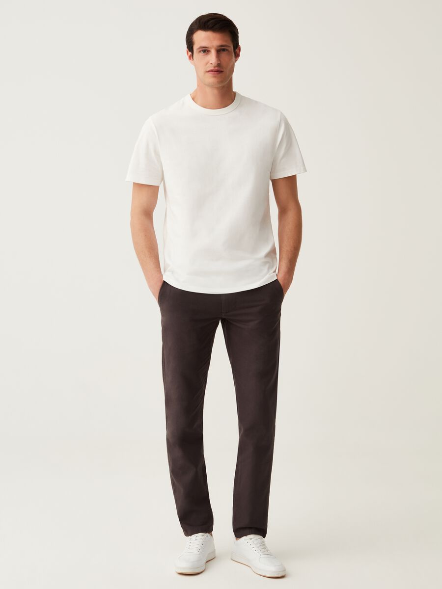Pantaloni chino regular fit in cotone e lino_0