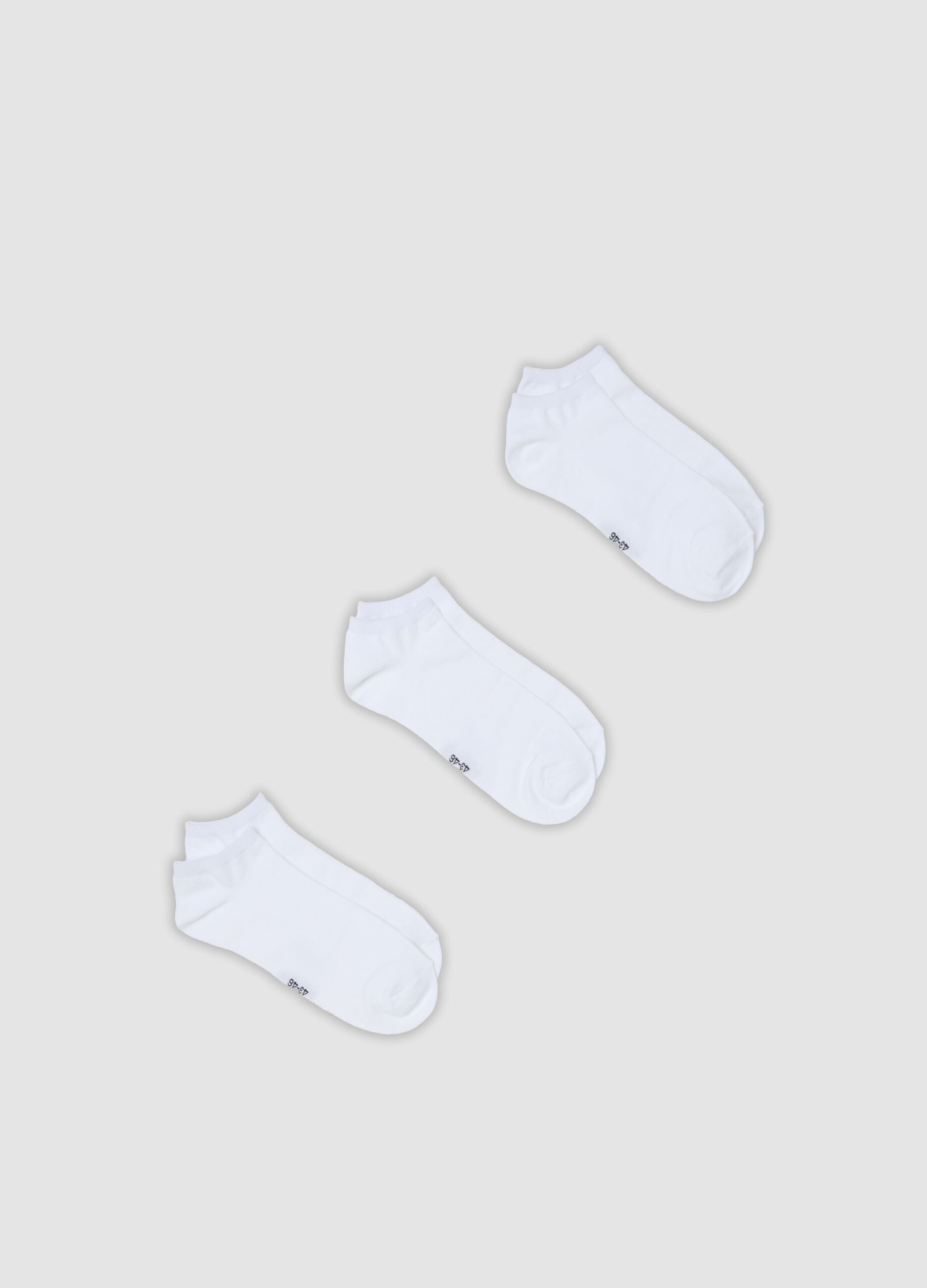 3-pack of white sports ankle socks in stretch fabric