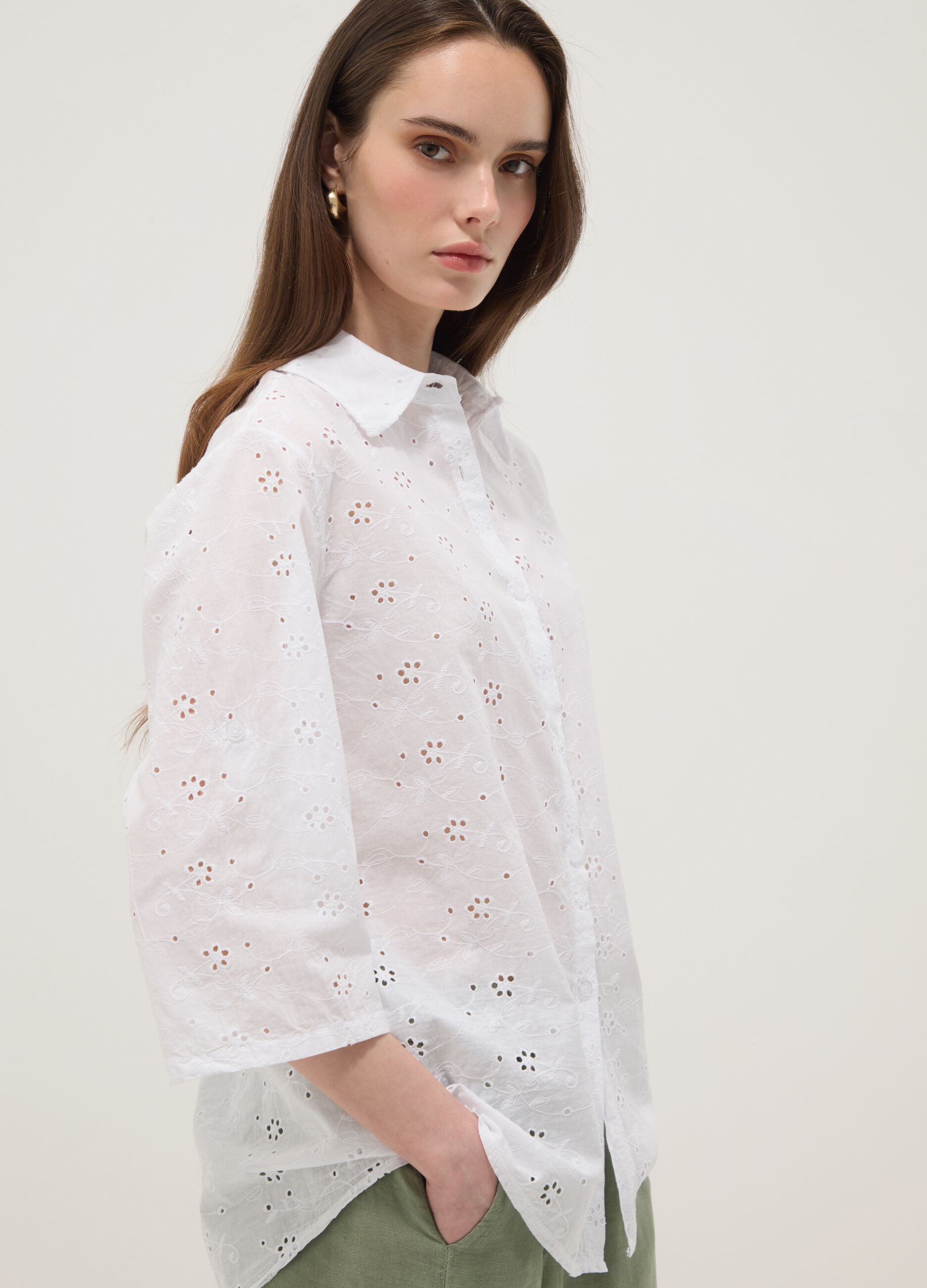 Chemise blanche en coton pur broderie anglaise, coupe regular