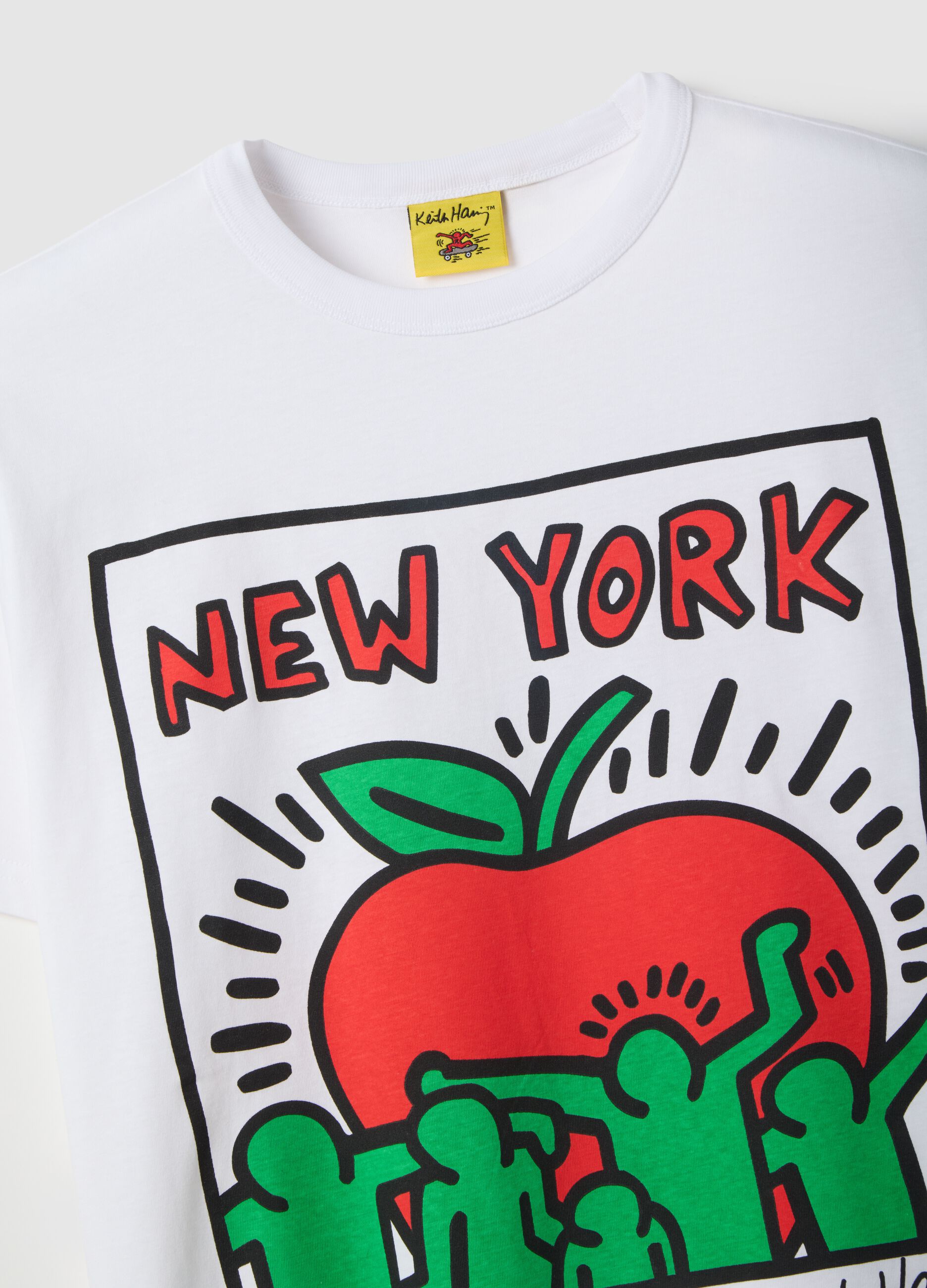 &Lambda;&epsilon;&upsilon;&kappa;ό T-shirt &alpha;&pi;ό &kappa;&alpha;&theta;&alpha;&rho;ό &beta;&alpha;&mu;&beta;ά&kappa;&iota; regular fit &mu;&epsilon; &tau;&upsilon;&pi;&omega;&mu;έ&nu;&omicron; &sigma;&chi;έ&delta;&iota;&omicron; Keith Haring