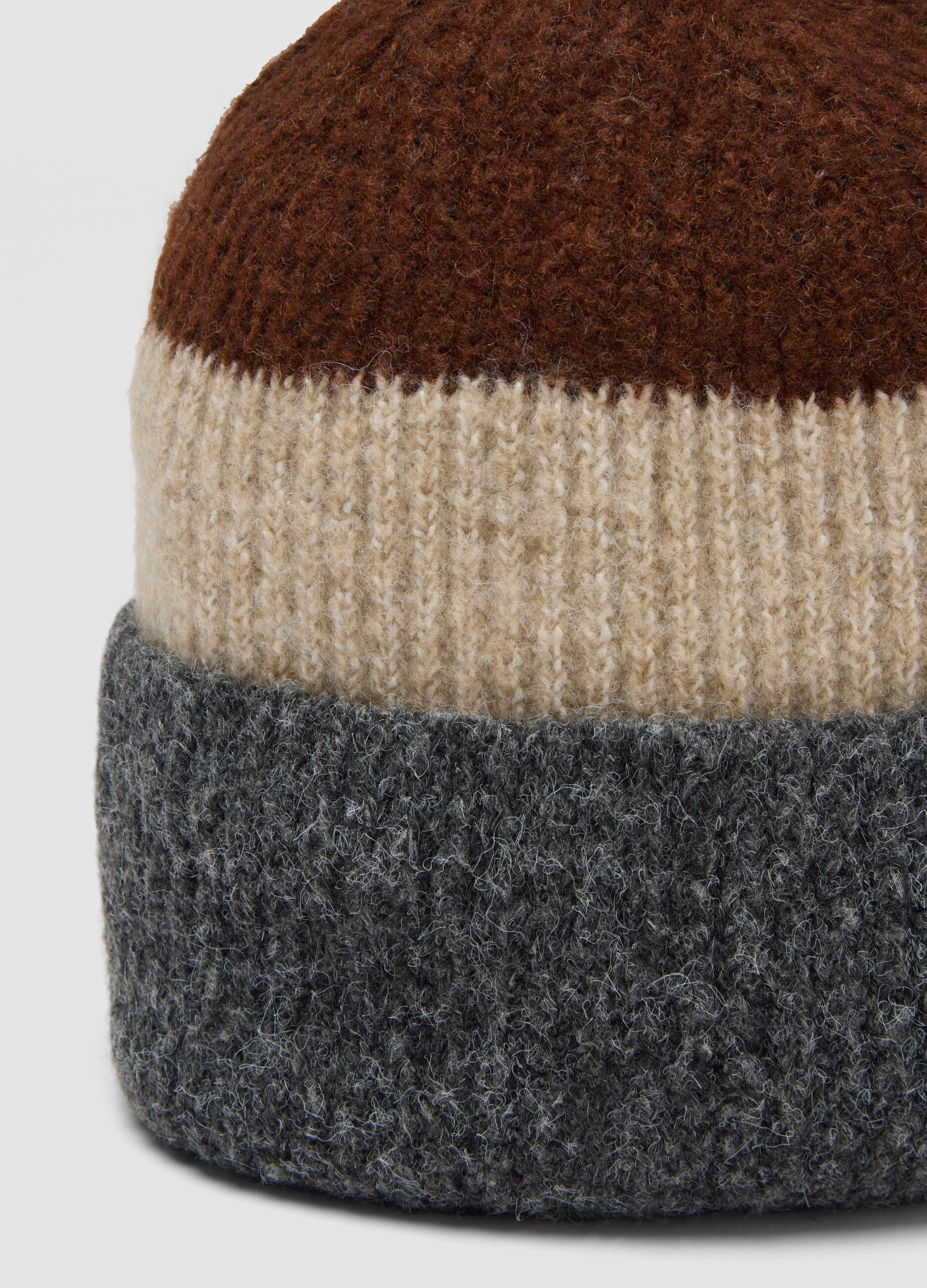 Cappello marrone in lana elasticizzata a coste