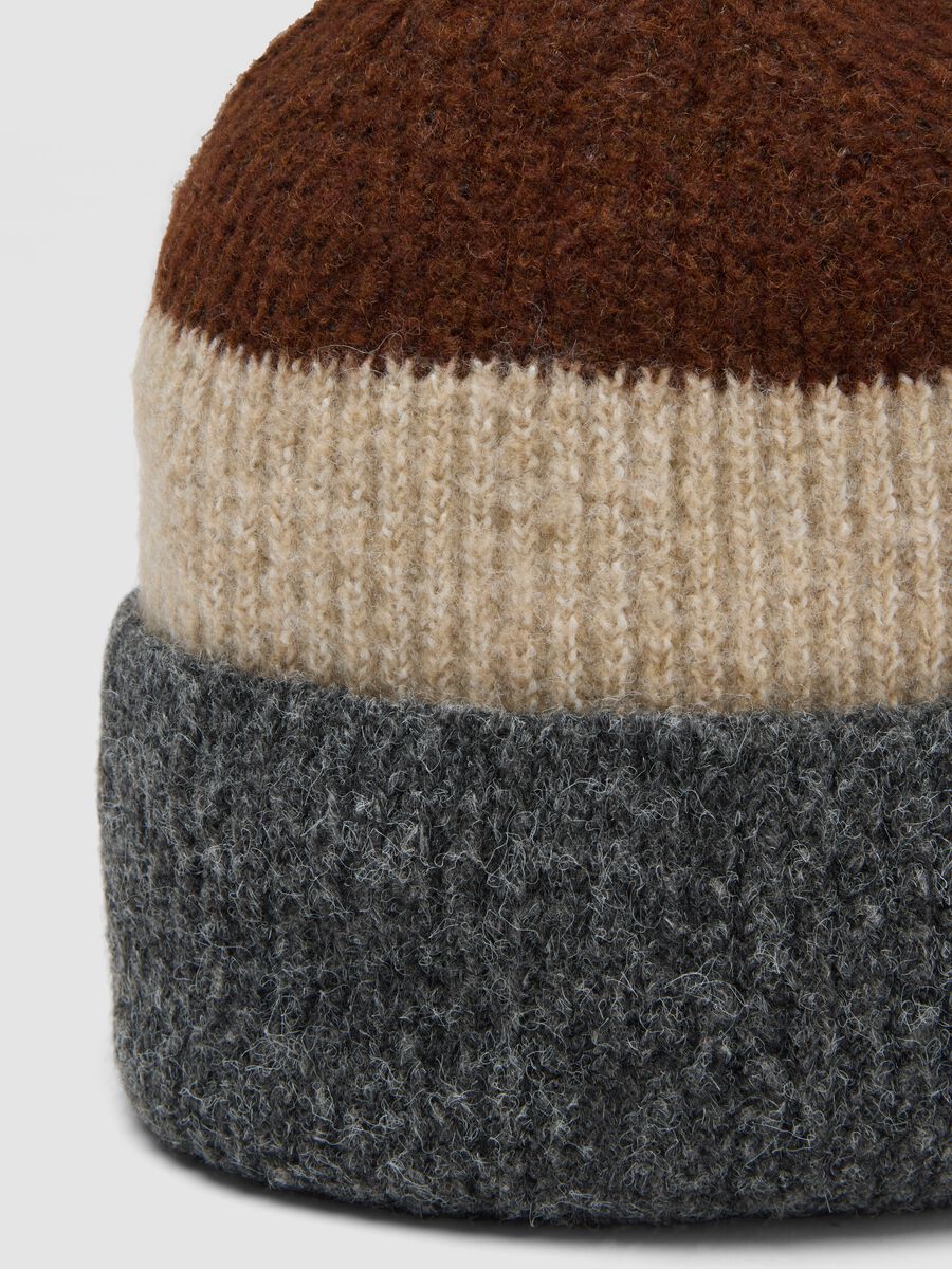 Cappello marrone in lana elasticizzata a coste_2