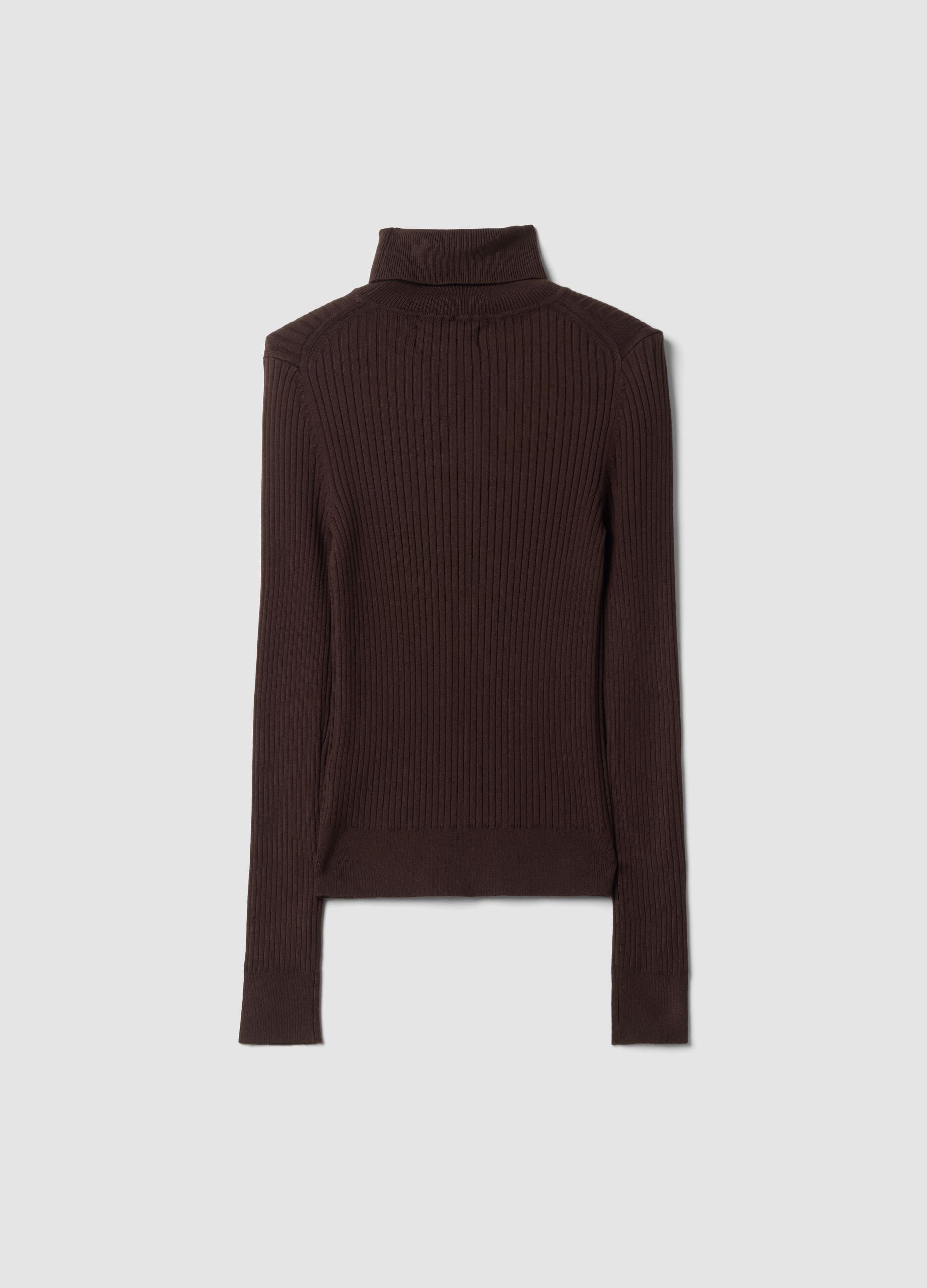 Brauner Rollkragenpullover aus Viskosemix mit Rippstrick