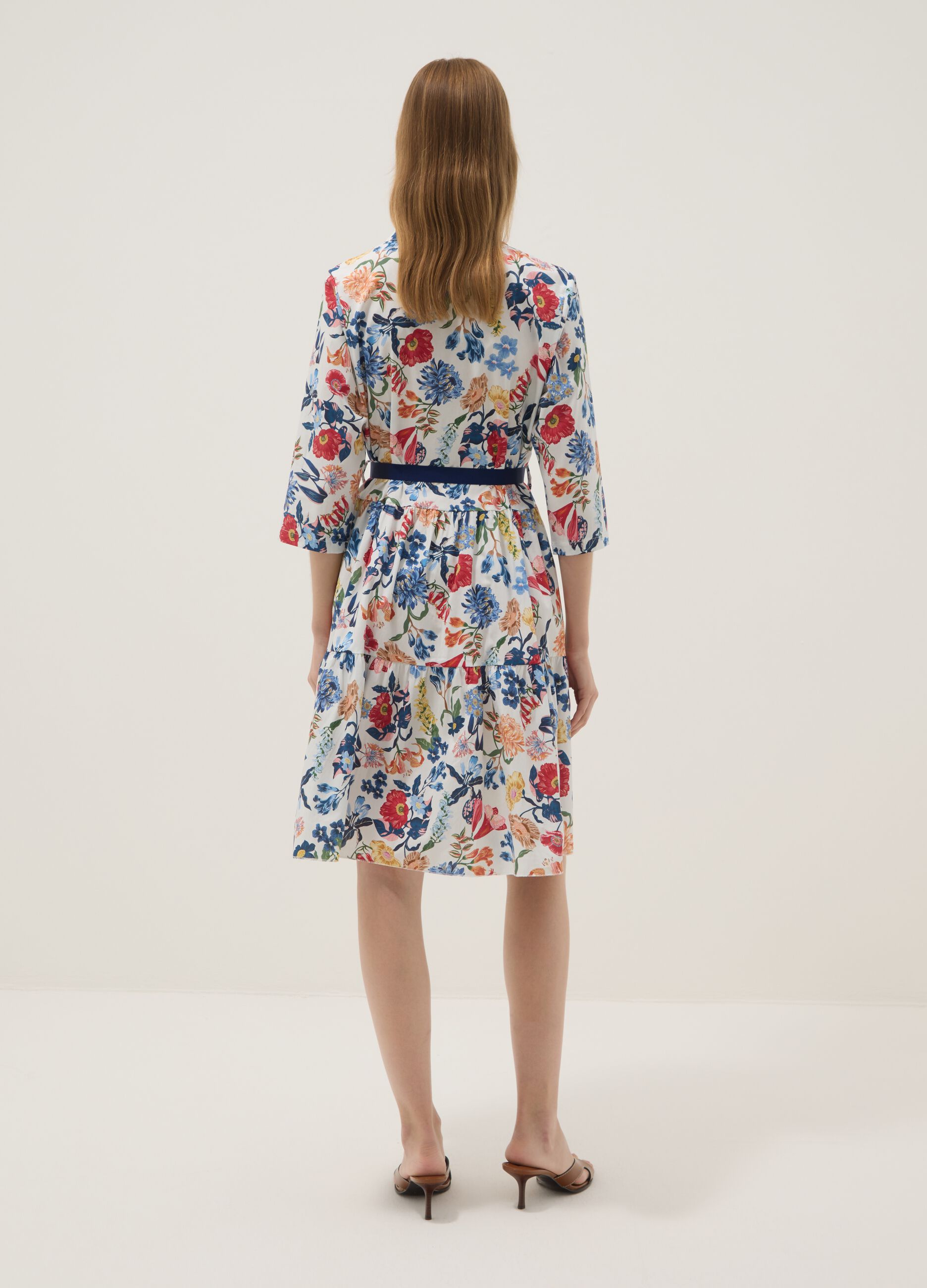 Vestido midi branco em algod&atilde;o el&aacute;stico com estampado floral