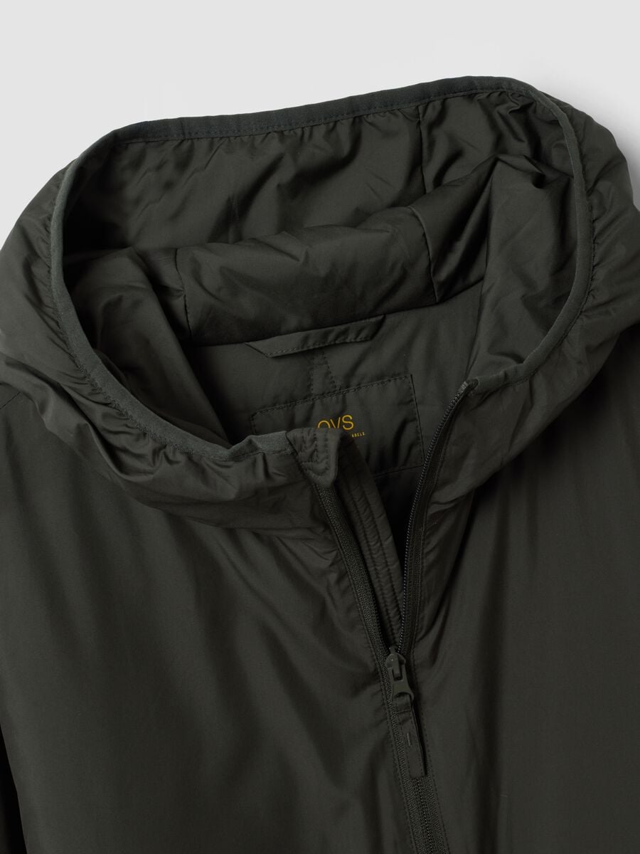 Olivgr&uuml;ne Jacke mit Kapuze und Rei&szlig;verschluss_5