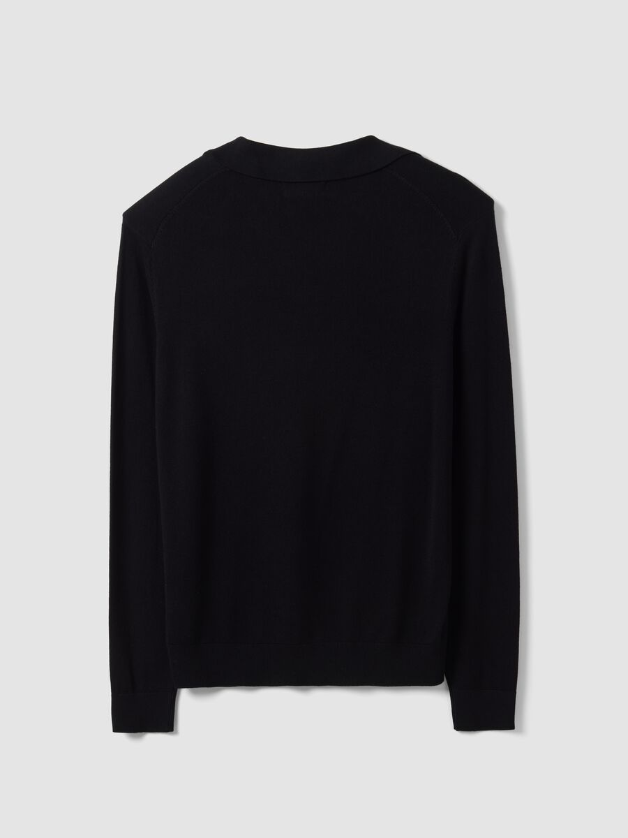 Schwarzes Polo aus Viskosemischung mit V-Ausschnitt, Regular Fit_2