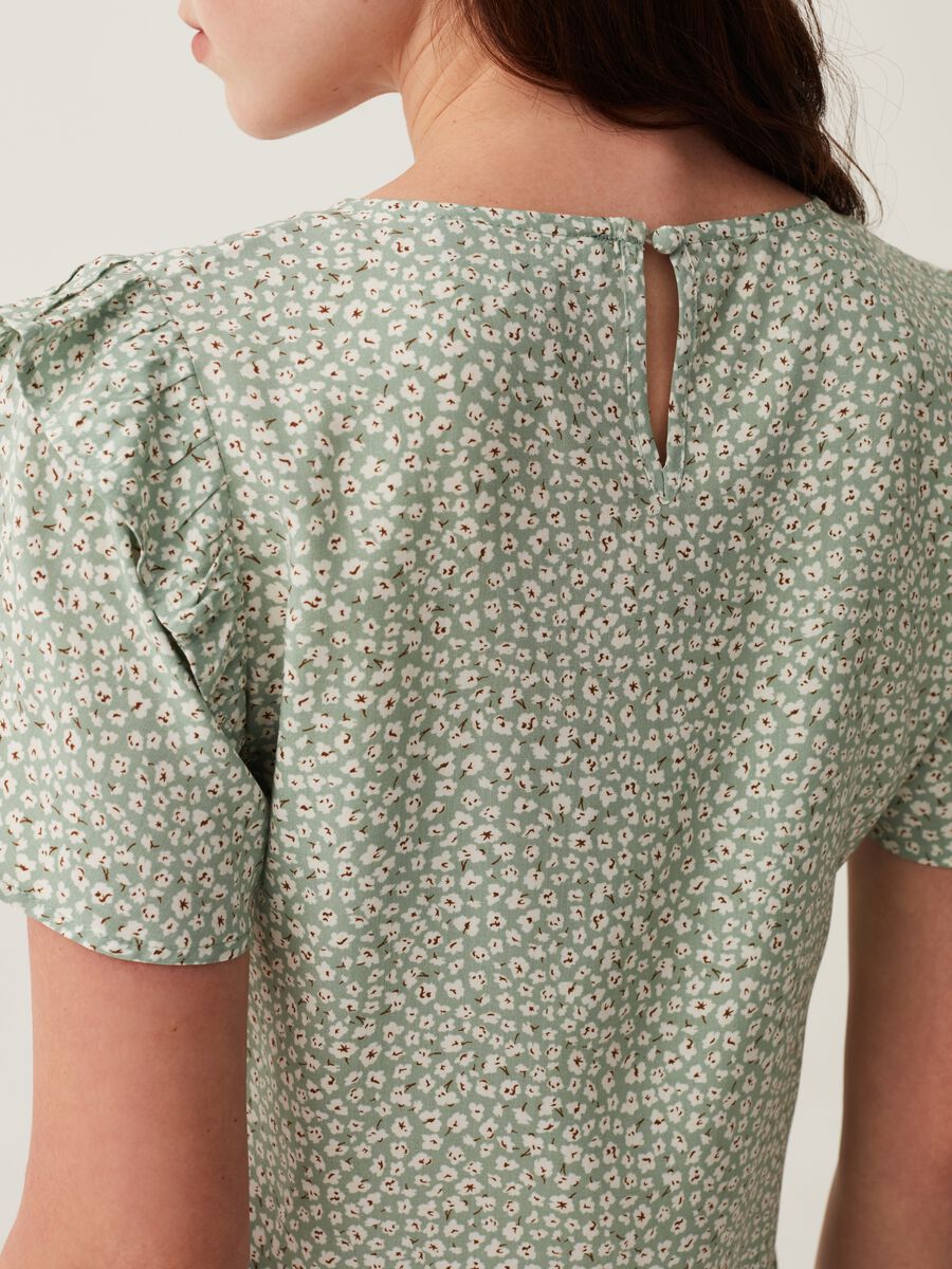 Blouse with small flowers and frills_3