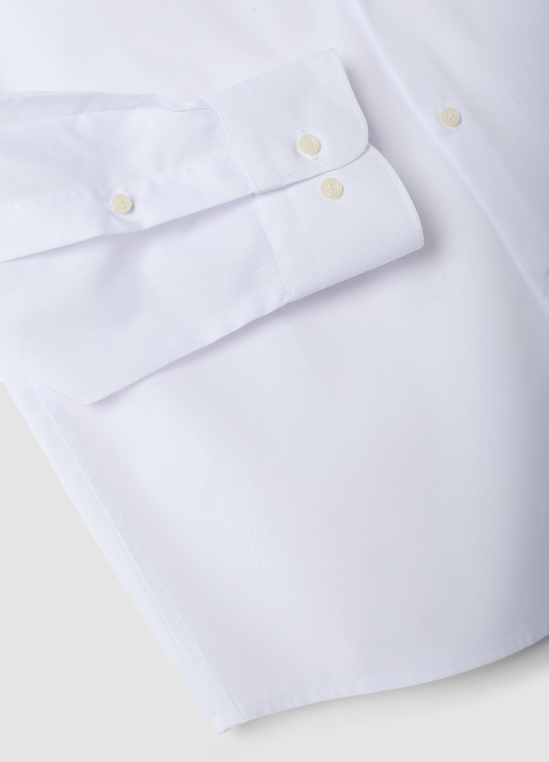 White slim-fit shirt with classic collar, easy iron