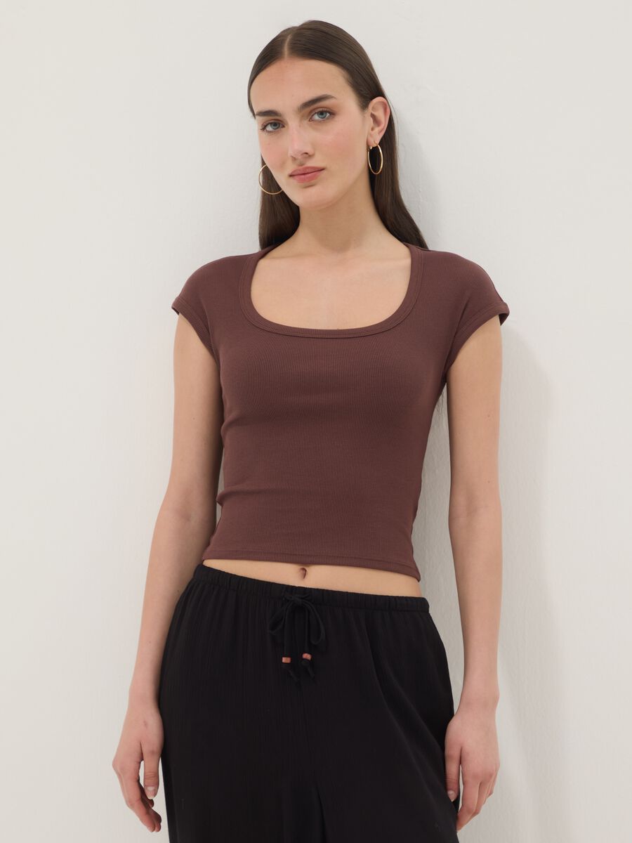 Camiseta marr&oacute;n de algod&oacute;n el&aacute;stico de manga corta_1