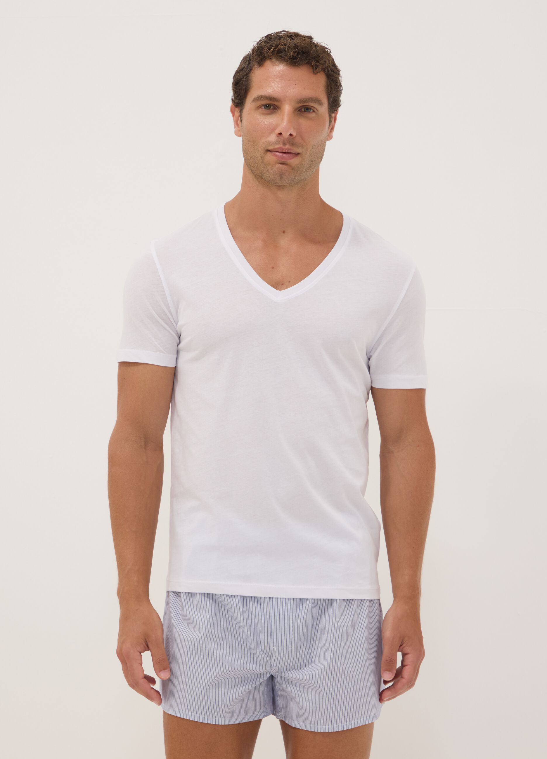 2-pack of white pure extra-fine cotton T-shirts with deep V-neck