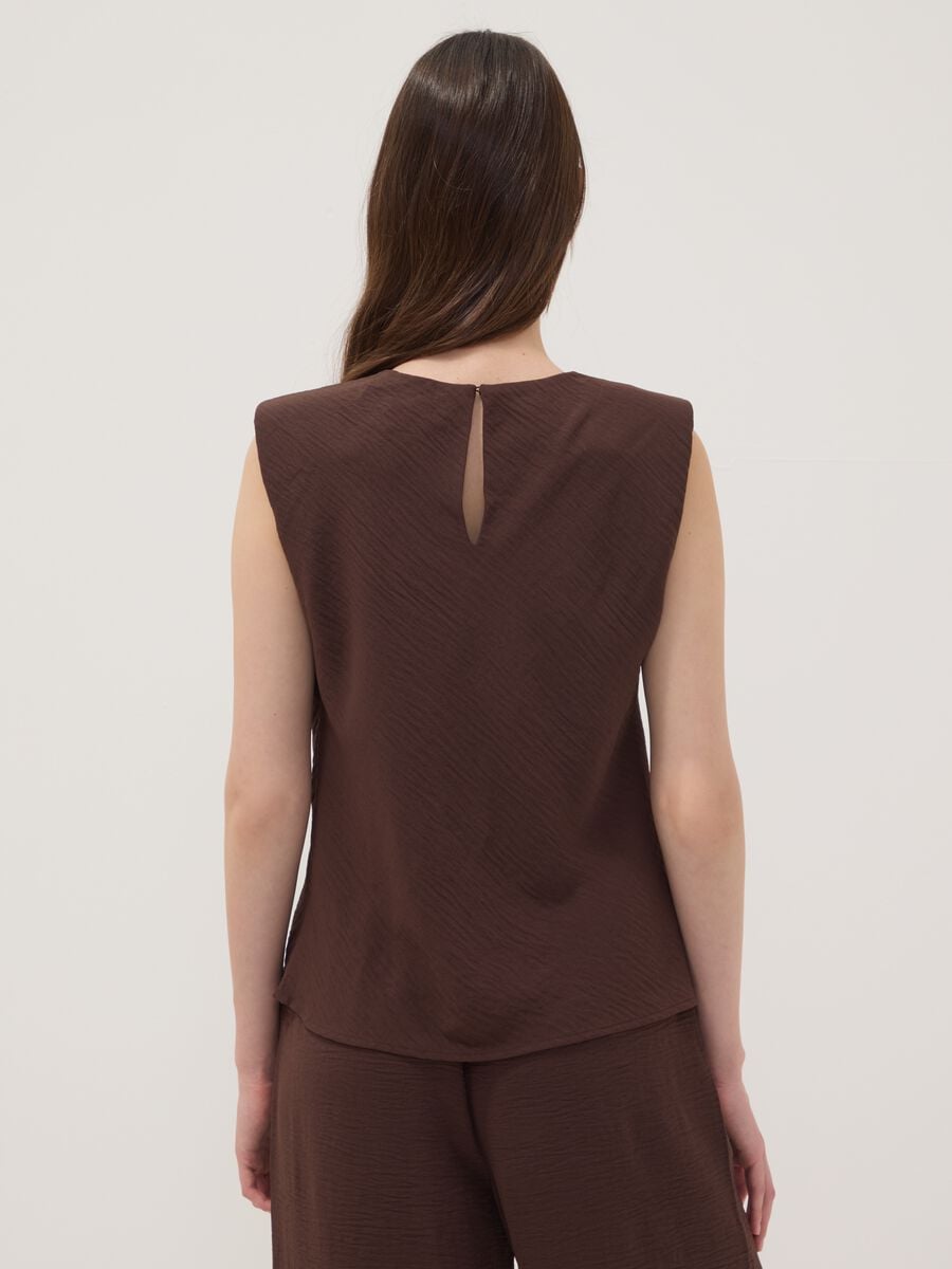 Blusa marrone smanicata con texture pliss&eacute; regular fit_3
