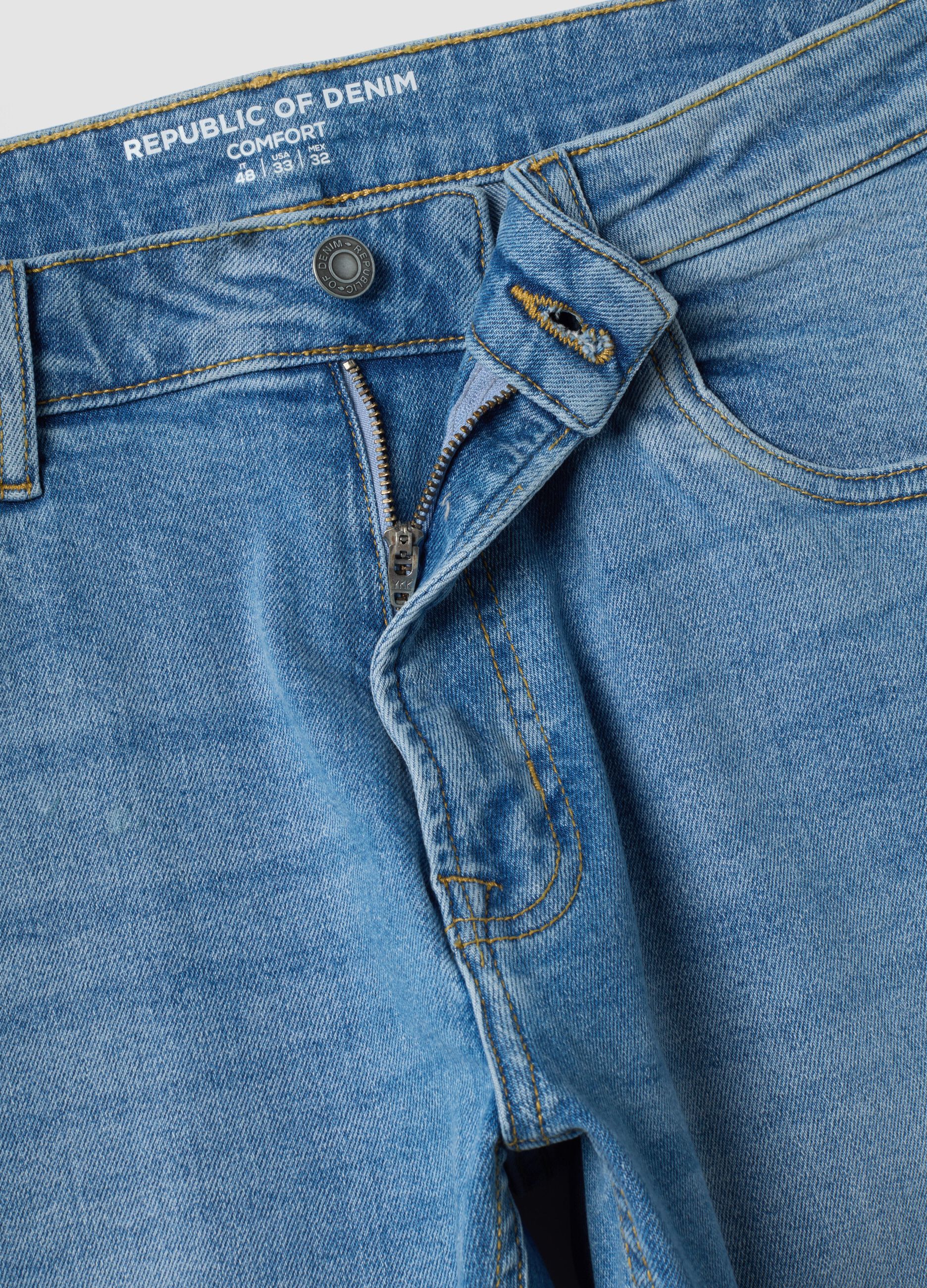 Hellblaue Comfort-Fit-Jeans aus Stretch-Baumwolle
